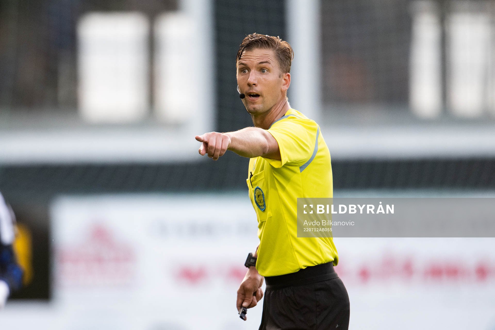 Domare Fredrik Hansson under fotbollsmatchen i Superettan mellan Landskrona och Halmstad den 12 juli 2022 i Landskrona. 