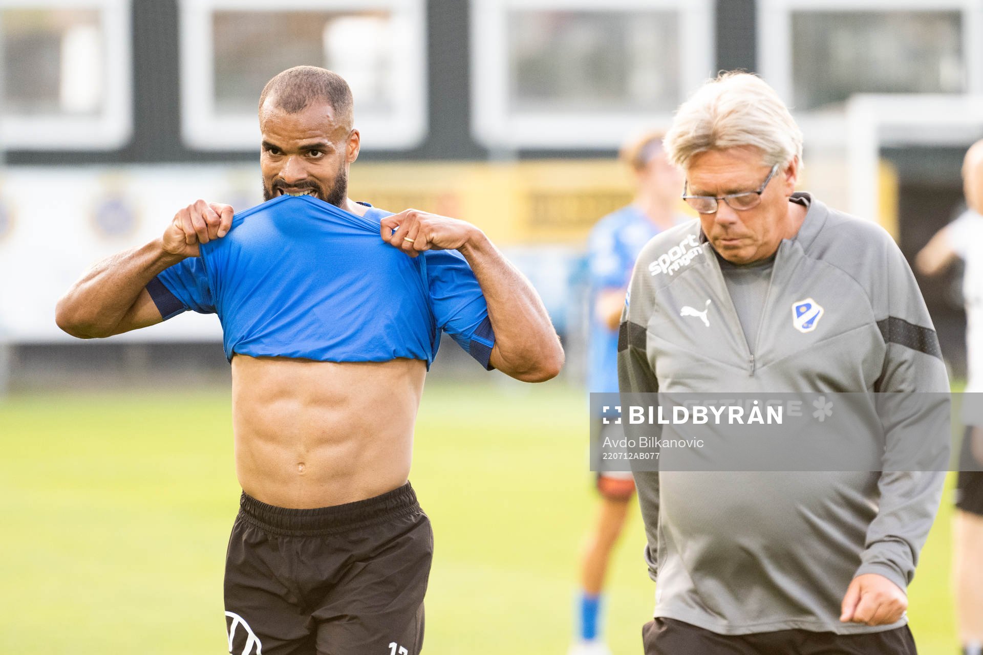Halmstads Phil Ofosu-Ayeh och assisterande tränare och