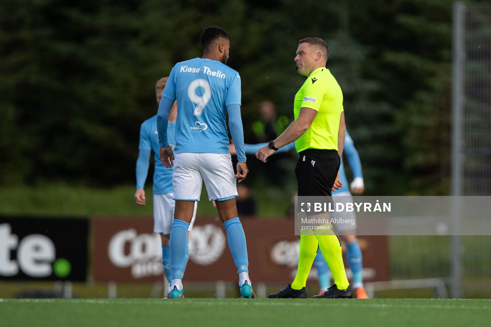 Referee John Beaton talks to Isaac Kiese Thelin of Malmö FF