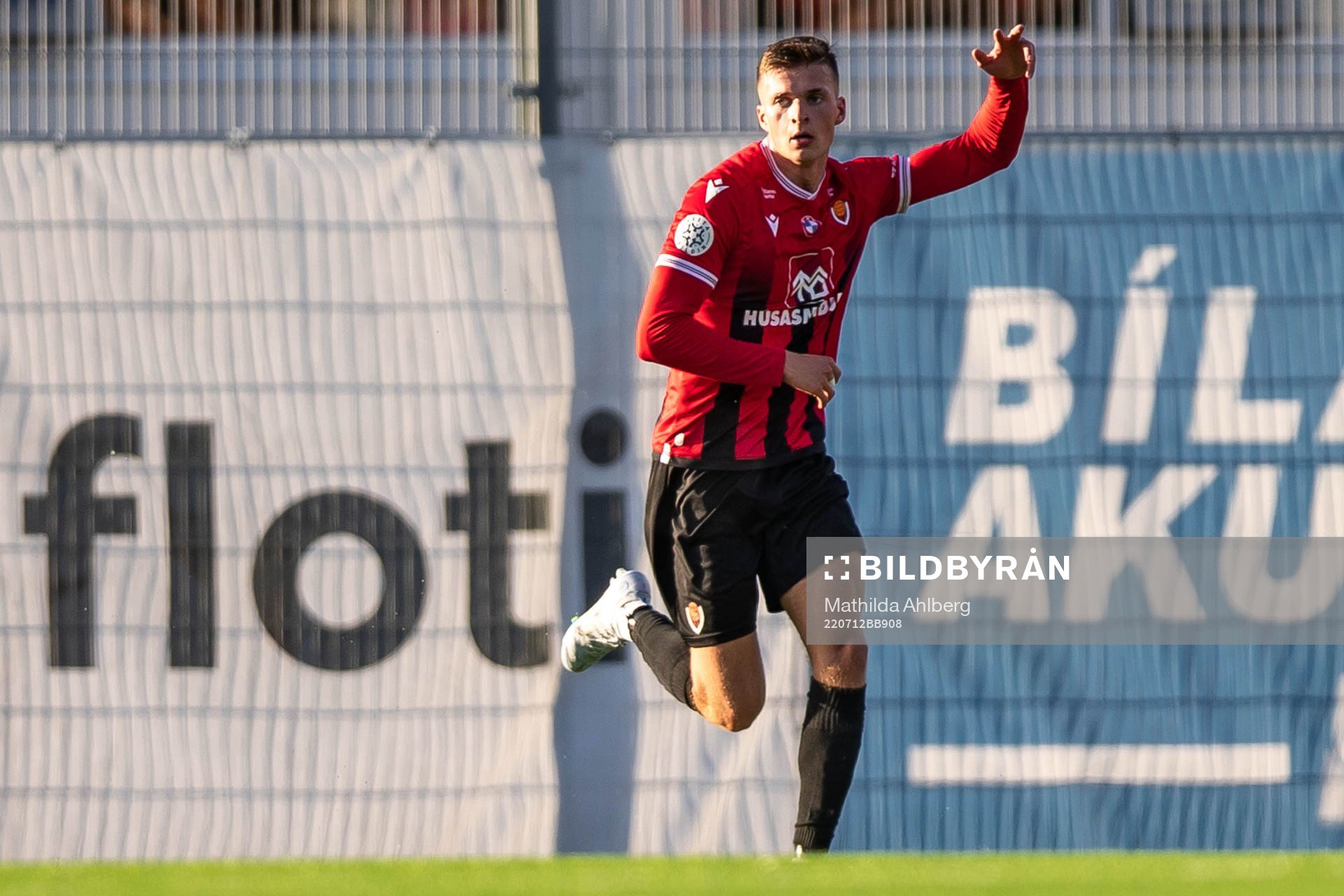 Karl Fridleifur Gunnarsson of Vikingur celebrates 3-3