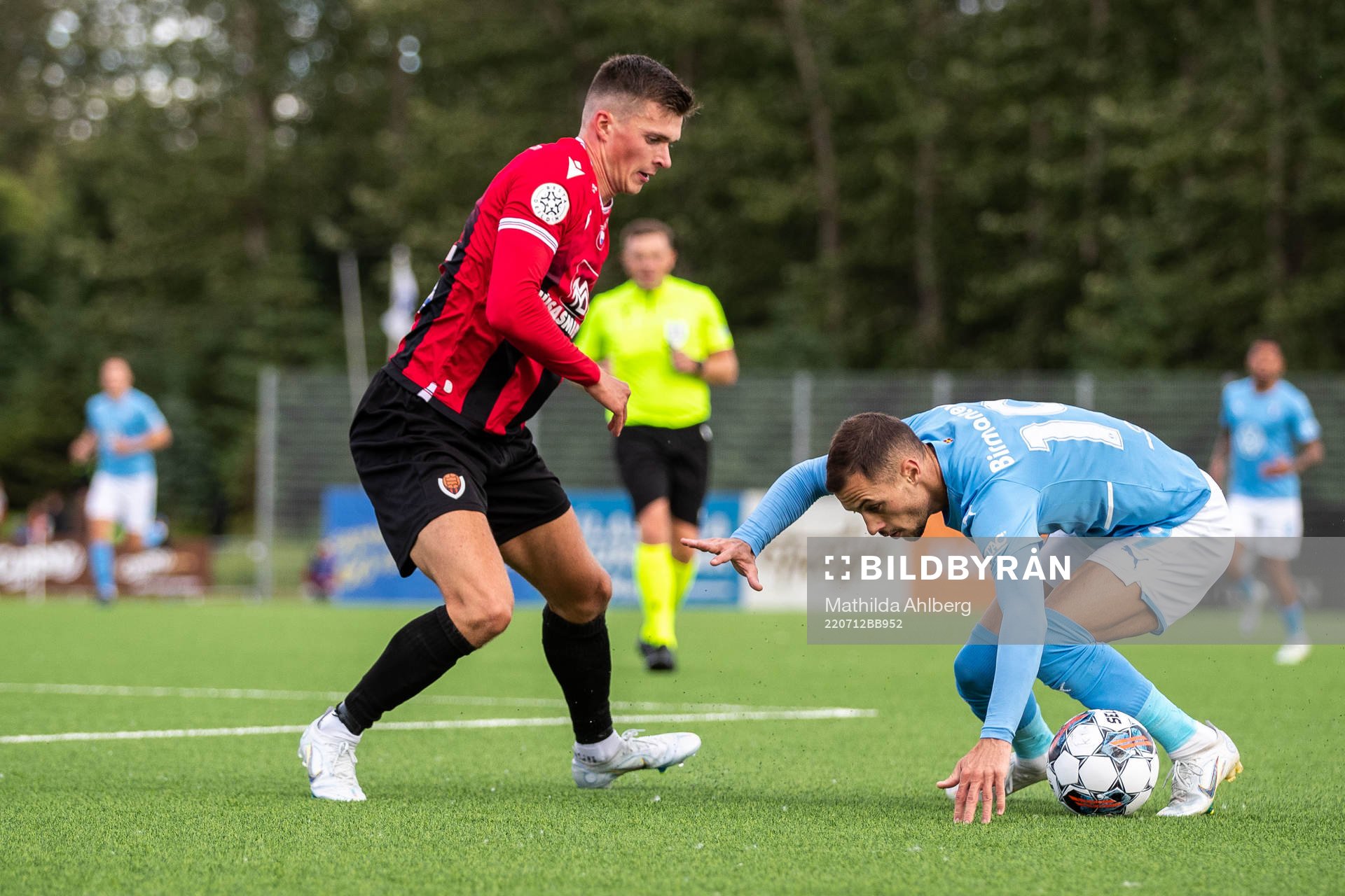 Karl Fridleifur Gunnarsson of Vikingur and Veljko
