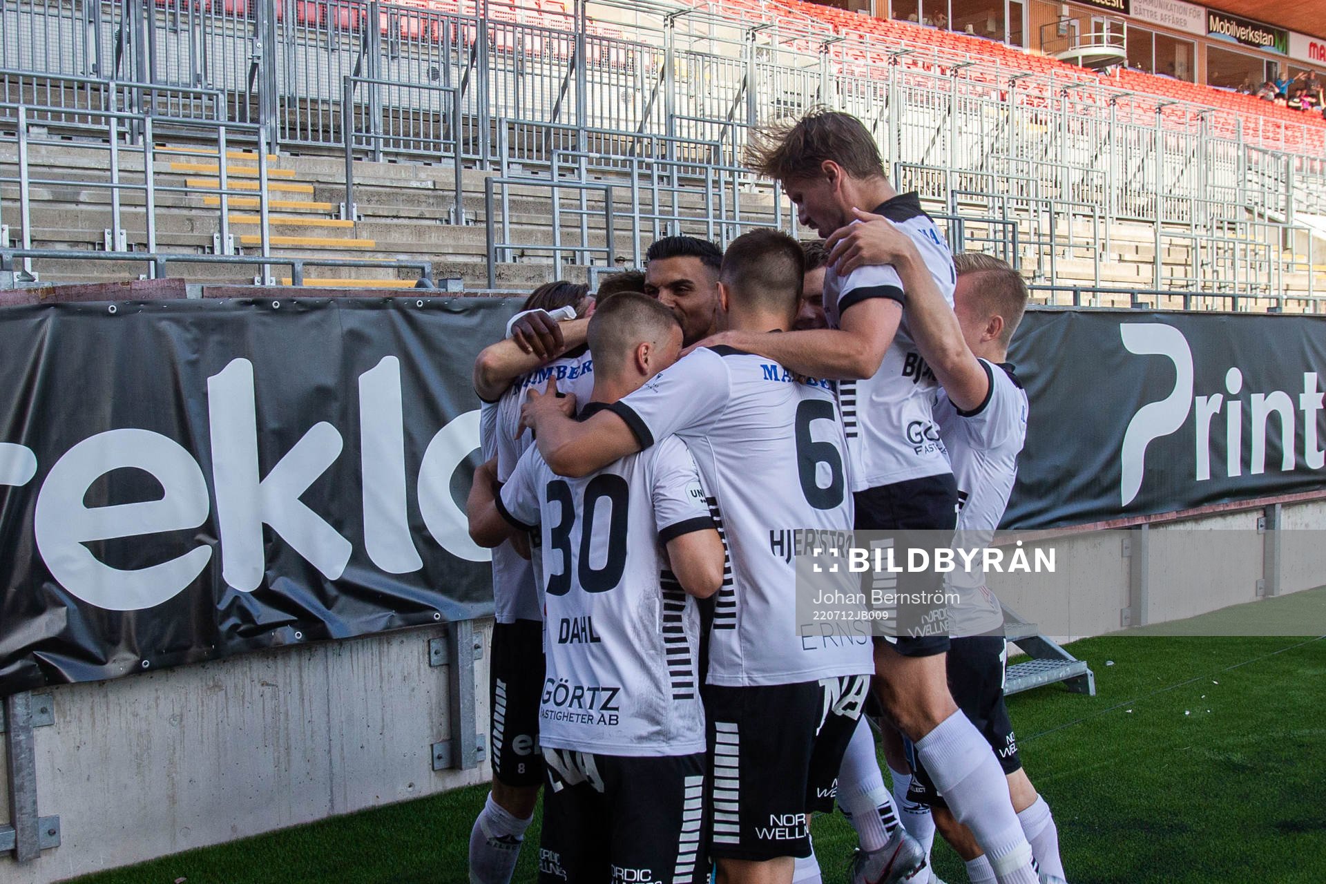 Örebros Erik Björndahl jublar