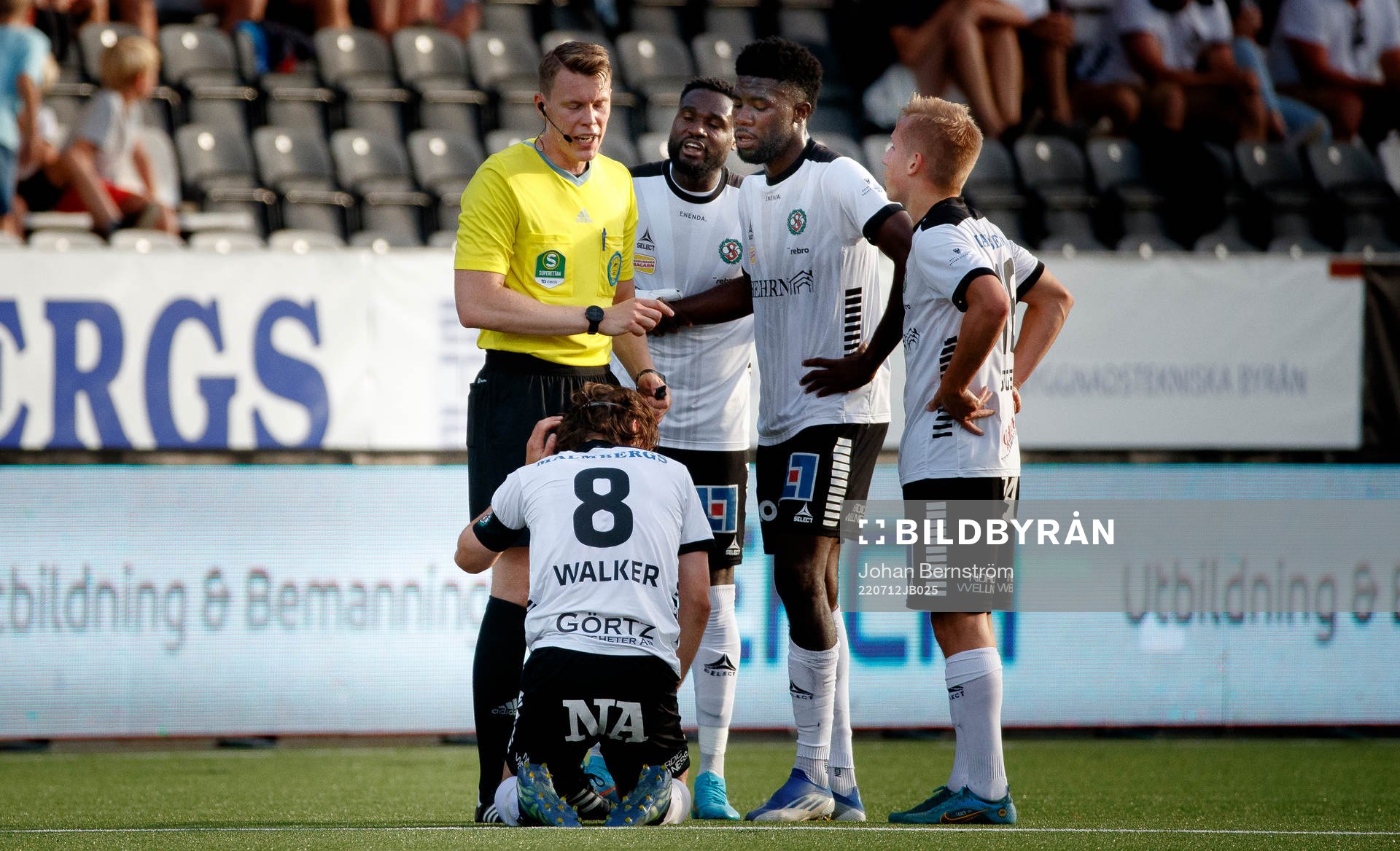 Örebros Kevin Walker har ont och Örebrospelarna deppar