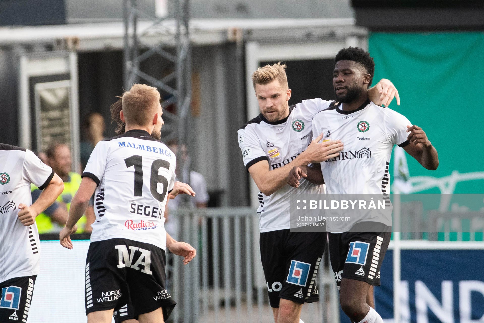 Örebros Erik Björndahl och Victor Mpindi jublar