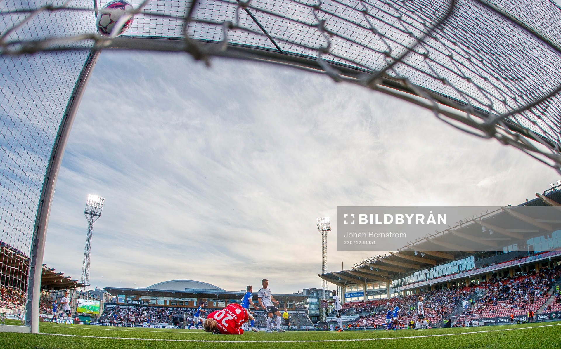Trelleborgs Henry Offia gör 2-2 och Örebros målvakt