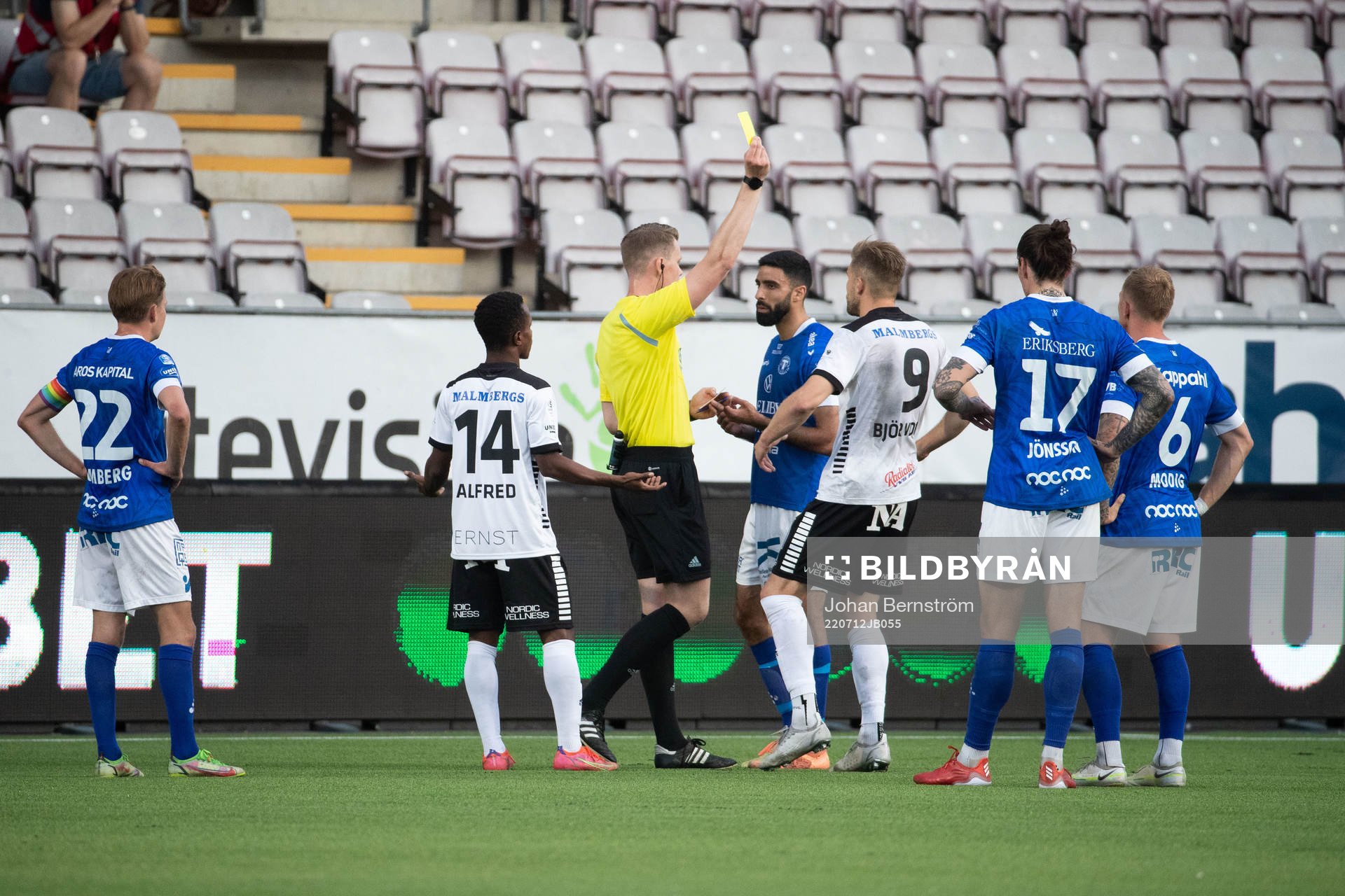 Trelleborgs Mouhammed Ali Dhaini, Örebros Erik Björndahl och Alfred Olatomi Olaniyan tilldelas gula kort under fotbollsmatchen i Superettan mellan Örebro och Trelleborg den 12 juli 2022 i Örebro.