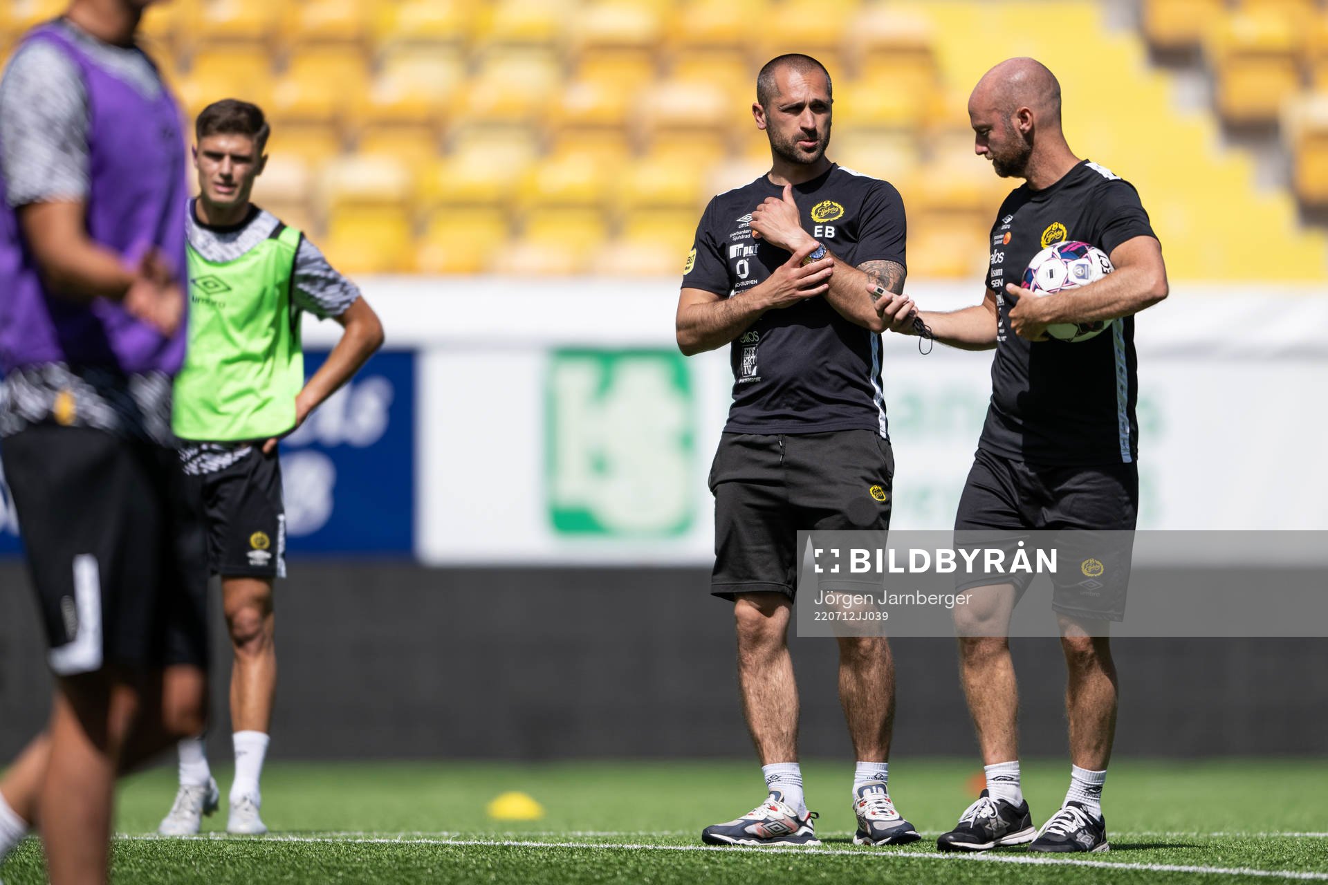 Assisterande tränare Emir Bajrami och fysansvarige Dan Fransson under en träning med Elfsborg den 12 juli 2022 i Borås. 