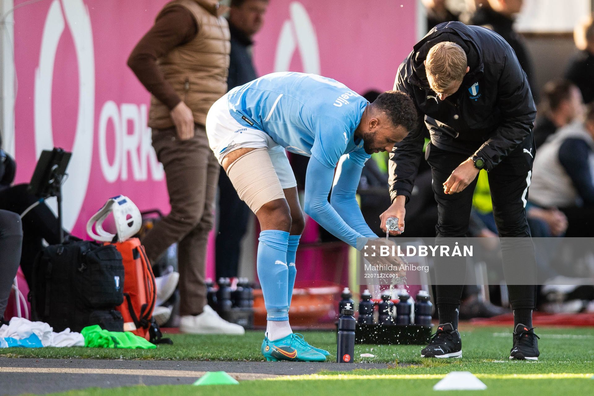 Isaac Kiese Thelin of Malmö FF washes his hands