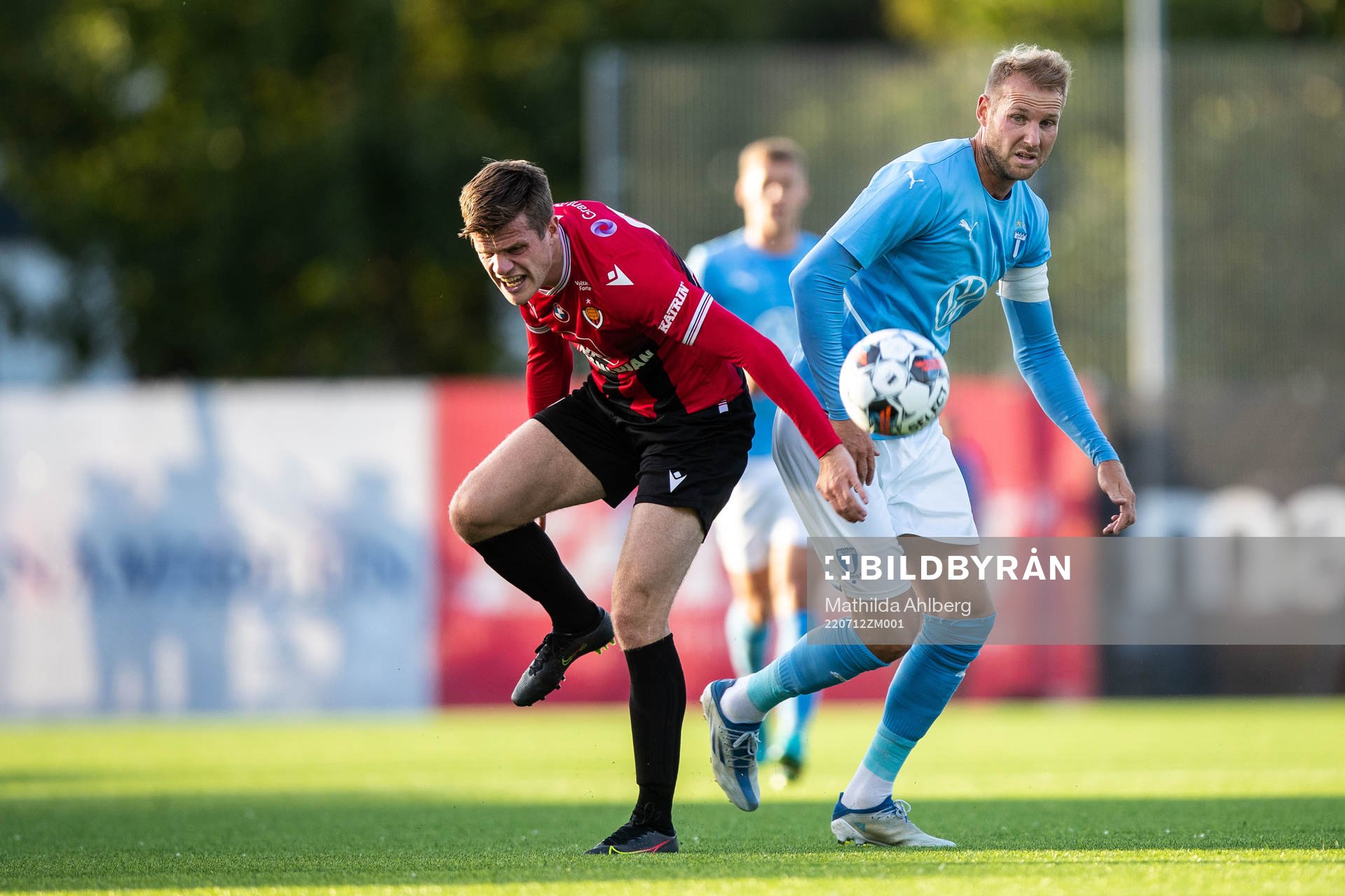 Karl Fridleifur Gunnarsson of Vikingur and Ola Toivonen of