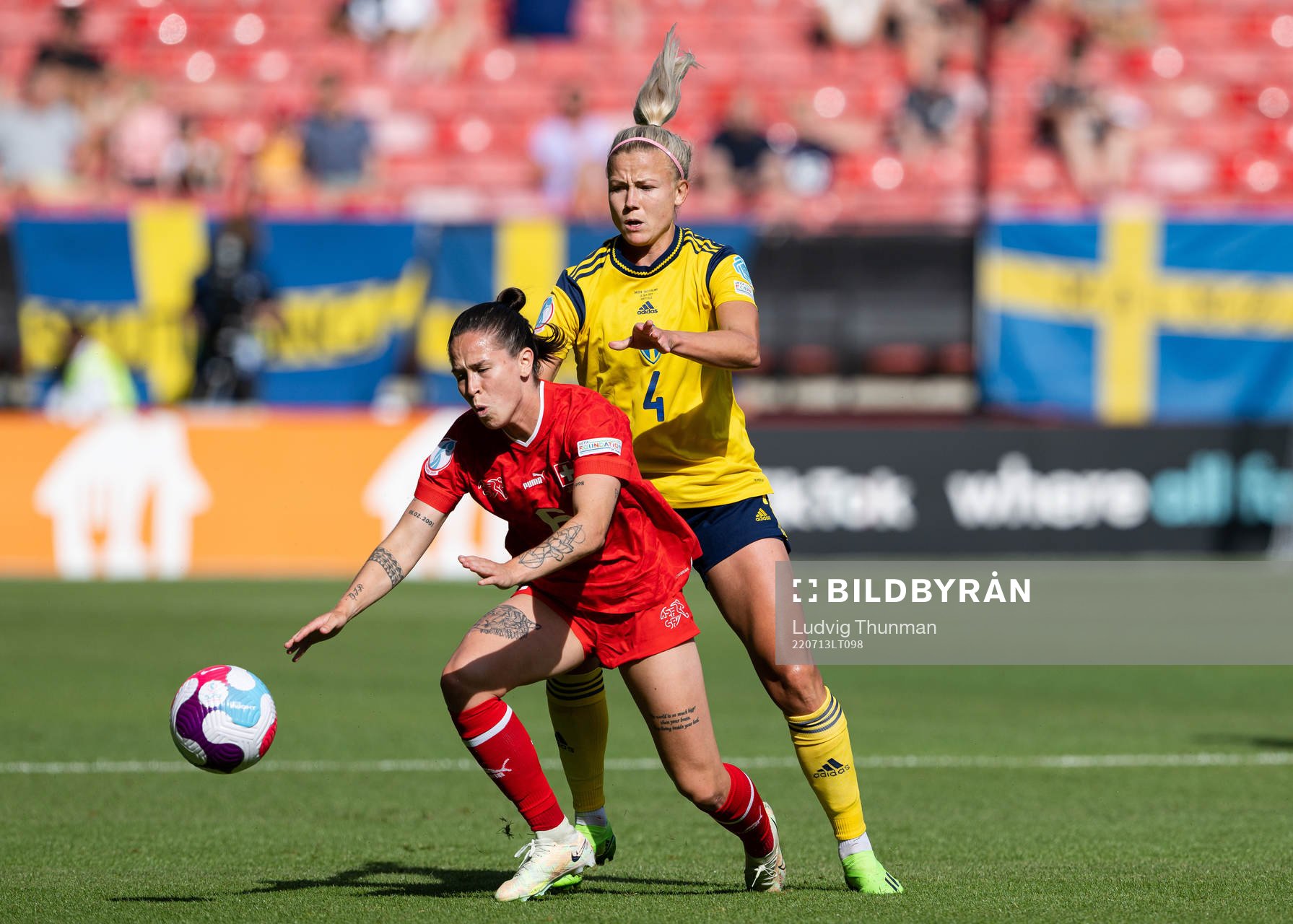 Geraldine Reuteler of Switzerland and Hanna Glas of Sweden