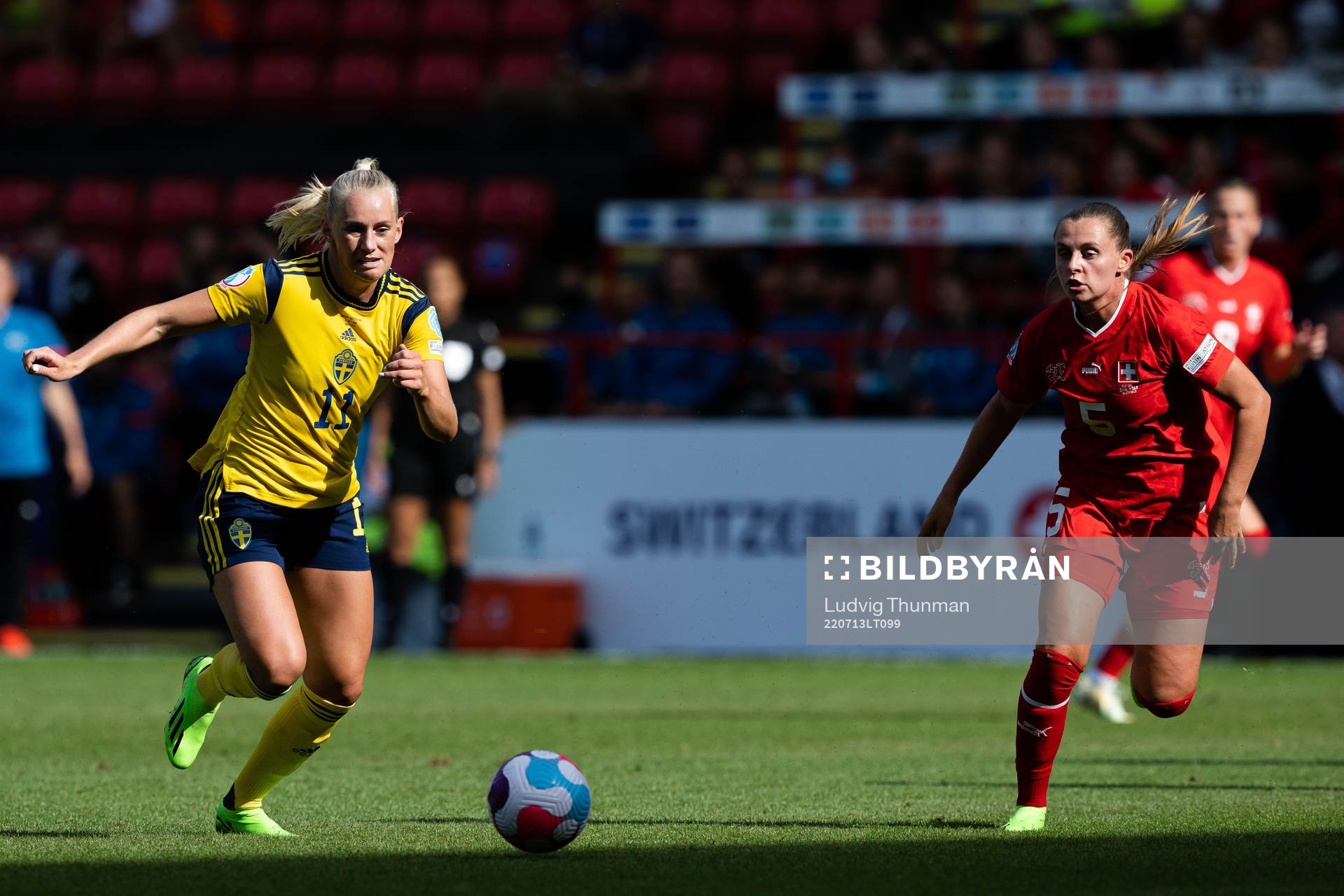 Stina Blackstenius of Sweden and Noelle Maritz of