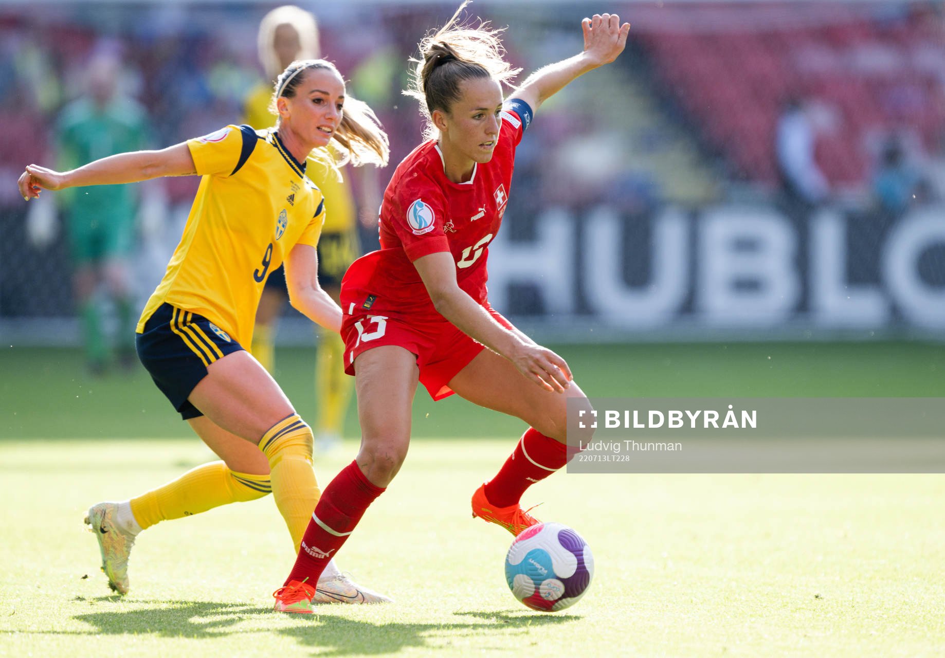 Kosovare Asllani of Sweden and Lia Wälti of Switzerland during the UEFA Women's Euro 2022 group stage match between Sweden and Switzerland on July 13, 2022 in Sheffield.