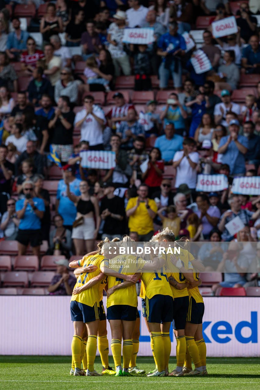 Players of Sweden celebrate the 1-0 goal