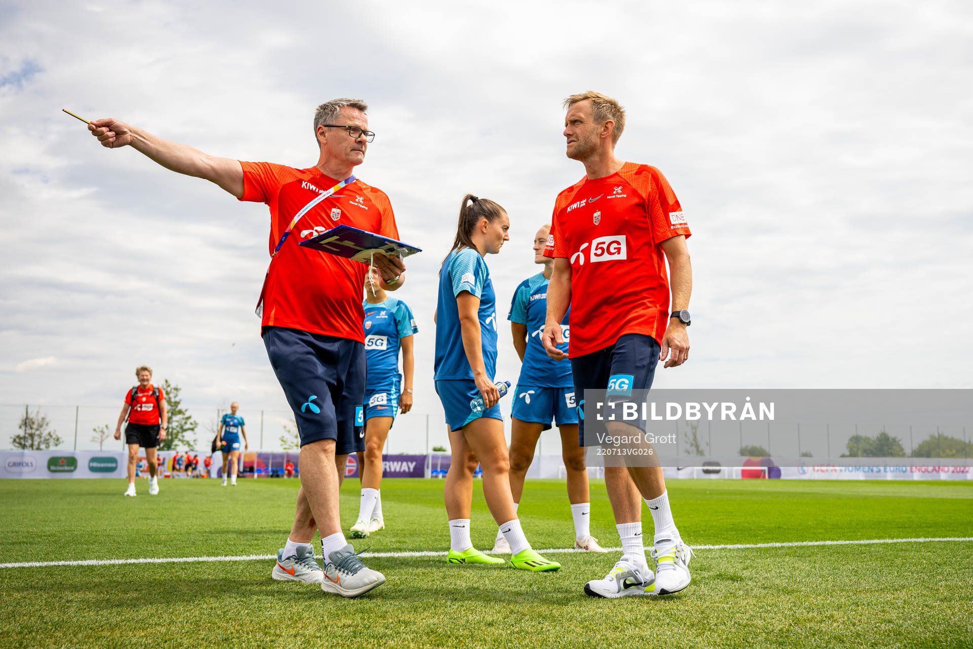 Halvor Lea, press officer, and Martin Sjögren, head coach