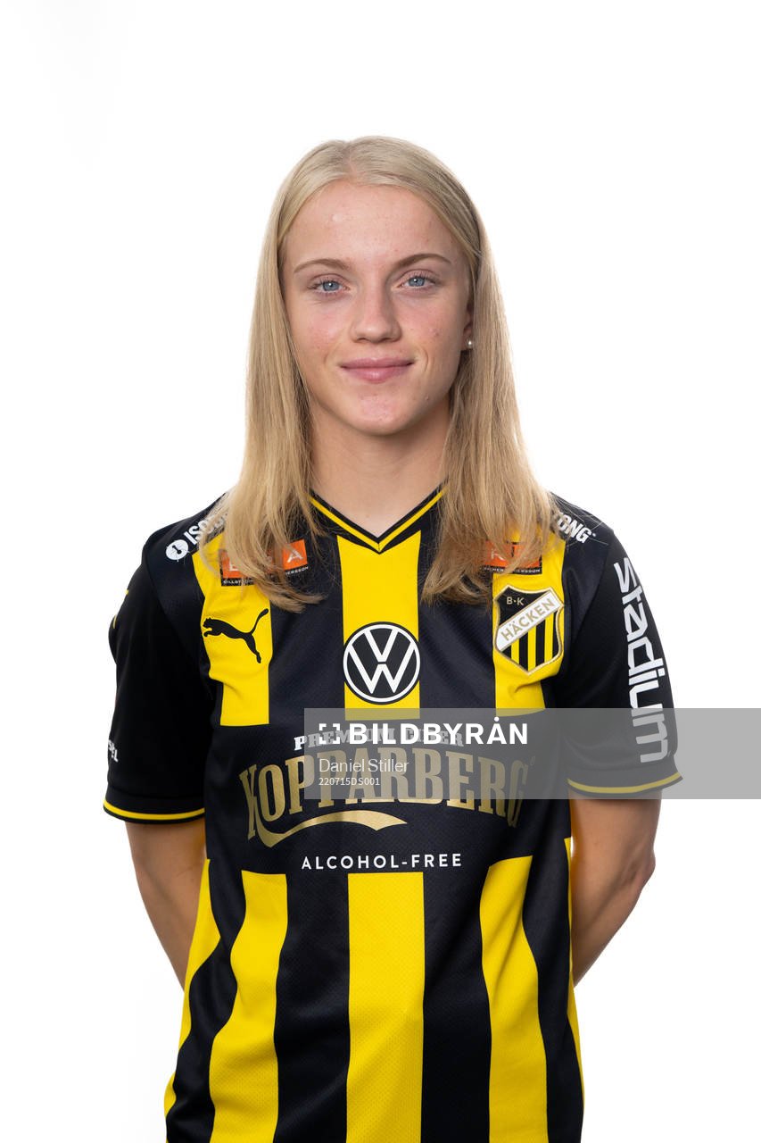 Anna Sandberg poserar för ett porträtt i samband med att hon presenteras som Häckens nyförvärv den 15 juli 2022 i Göteborg. 