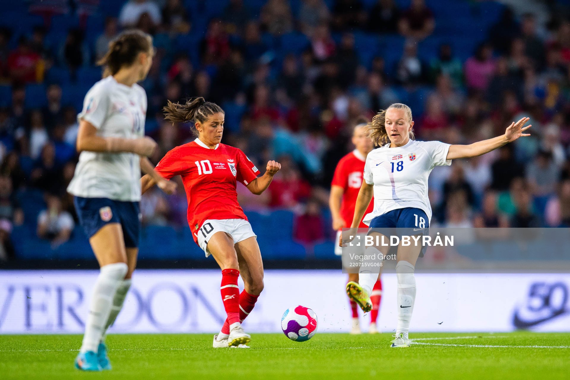 Laura Feiersinger of Austria and Frida Maanum of Norway during the UEFA Women's Euro 2022 group stage match between Austria and Norway on July 15, 2022 in Brighton. 