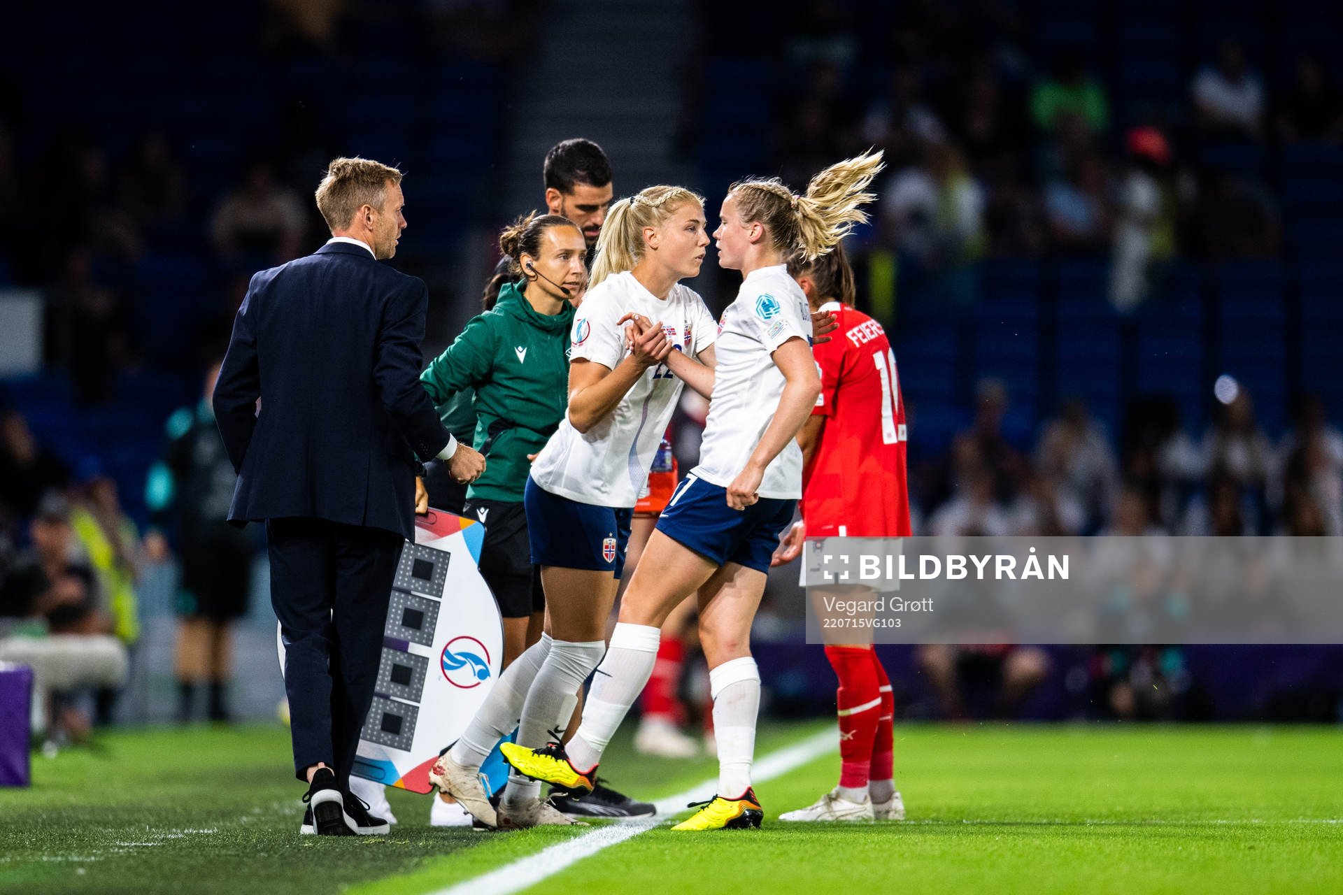Anja Sønstevold changes with Julie Blakstad of Norway