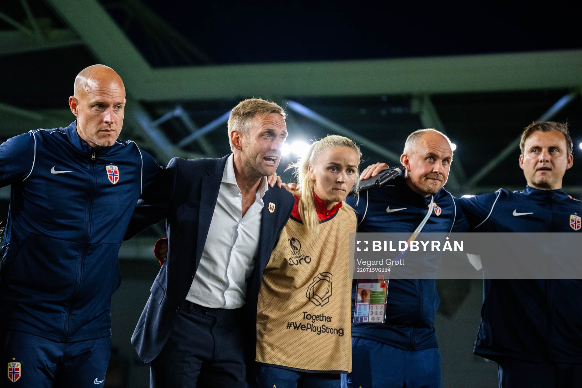 Martin Sjögren, head coach of Norway, talks to players and