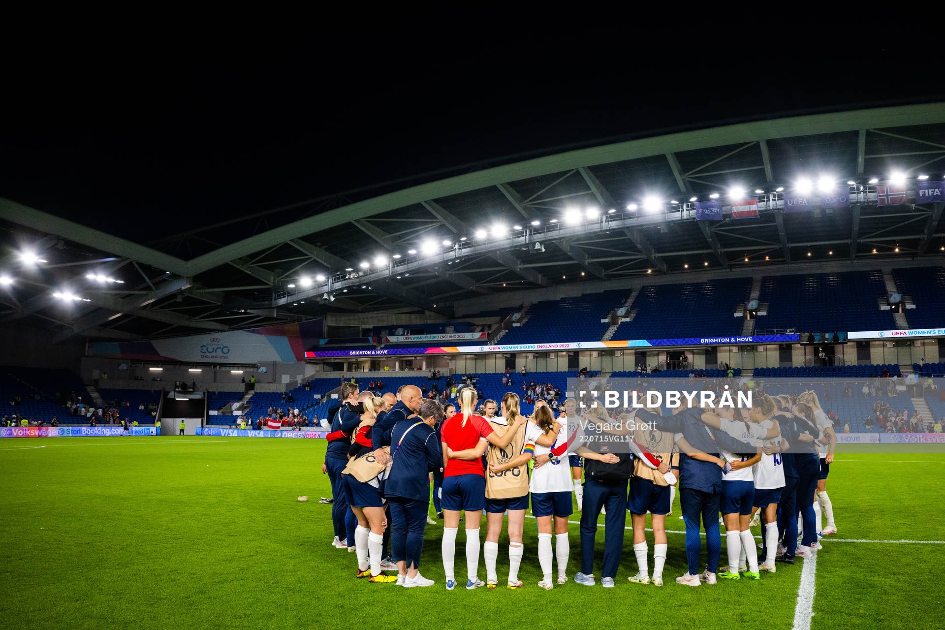 Players and staff of Norway gathered in a circle