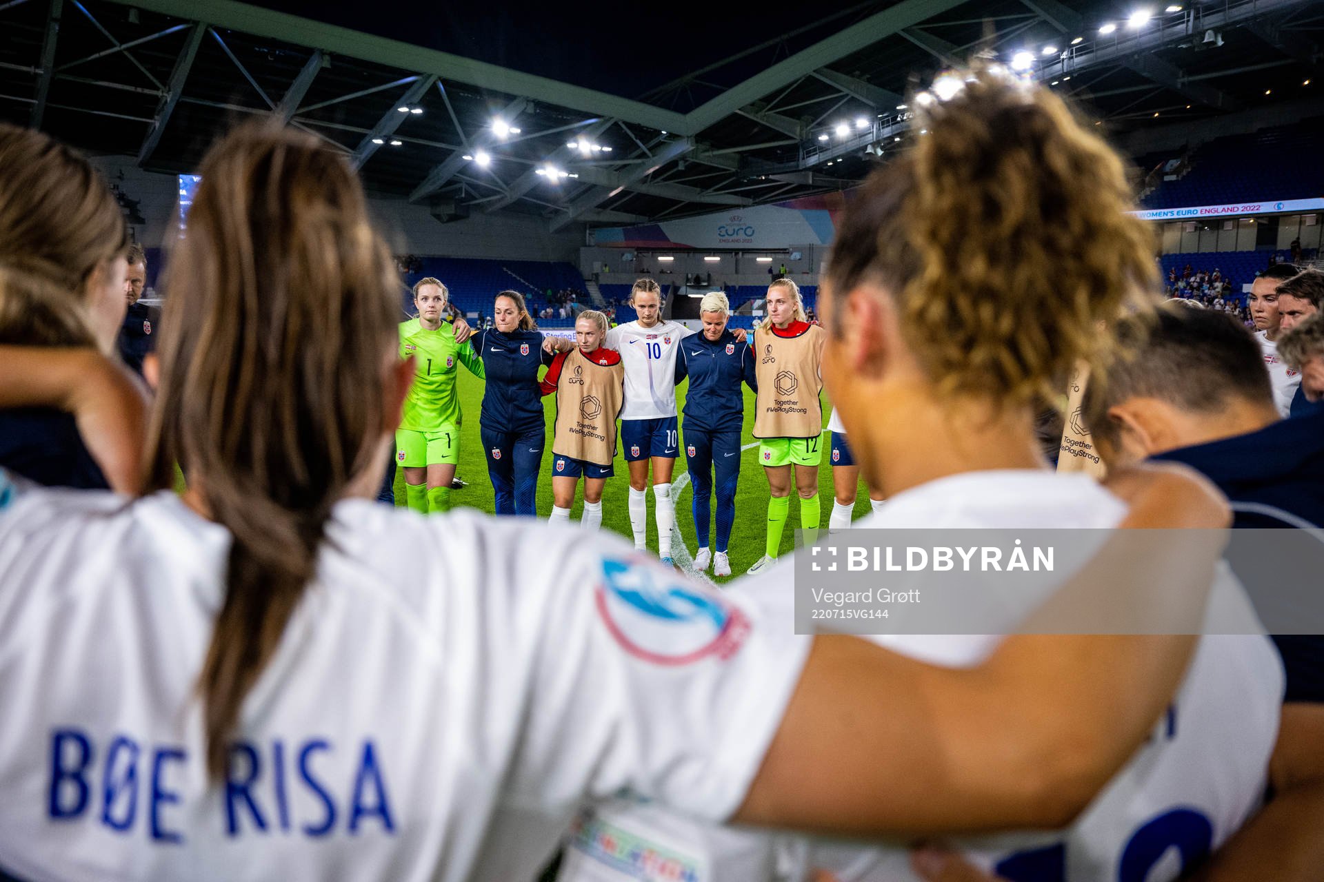 Goalkeeper Guro Pettersen, physio Margareta Endresen, Thea