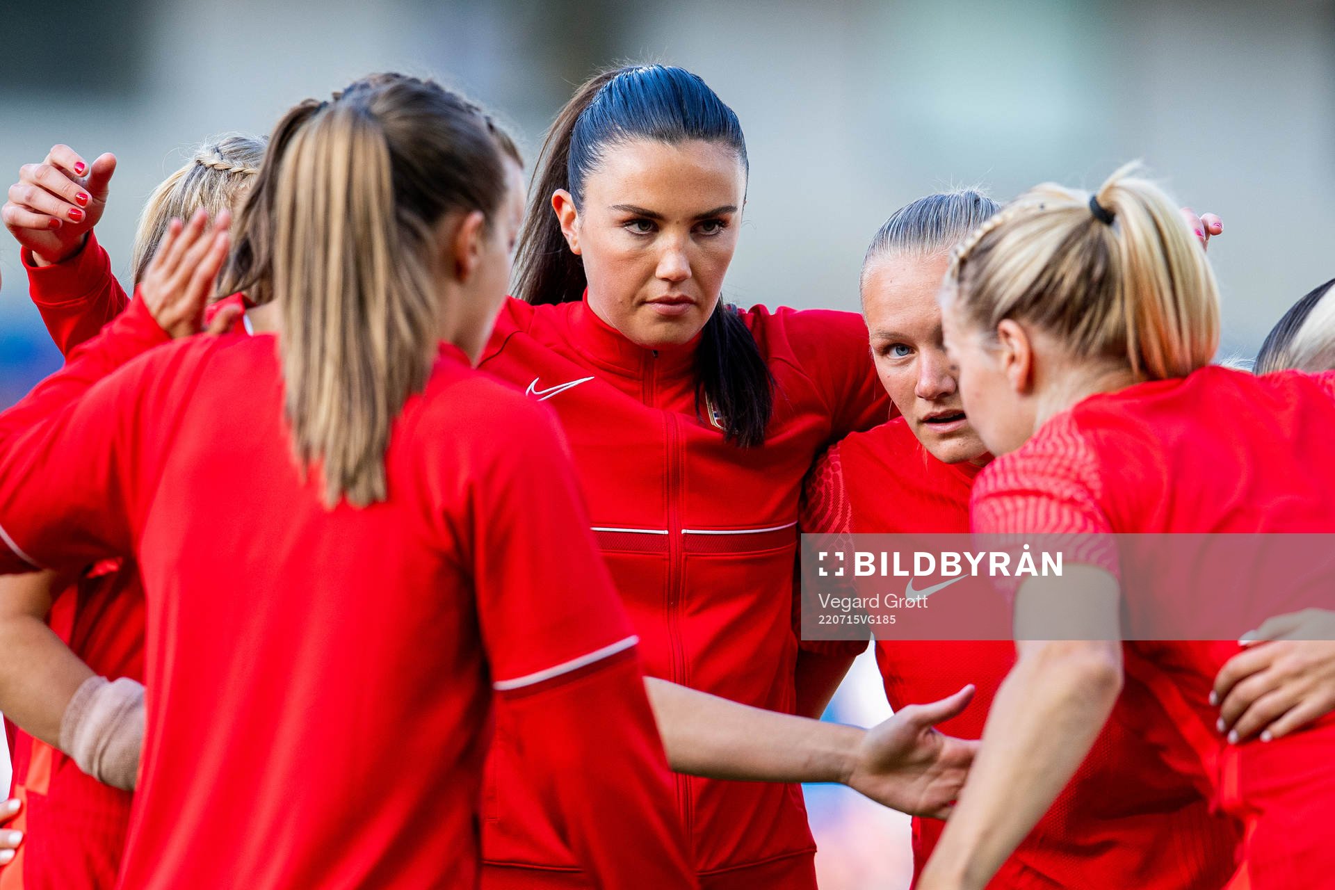 Ingrid Syrstad Engen, Frida Maanum and players of Norway