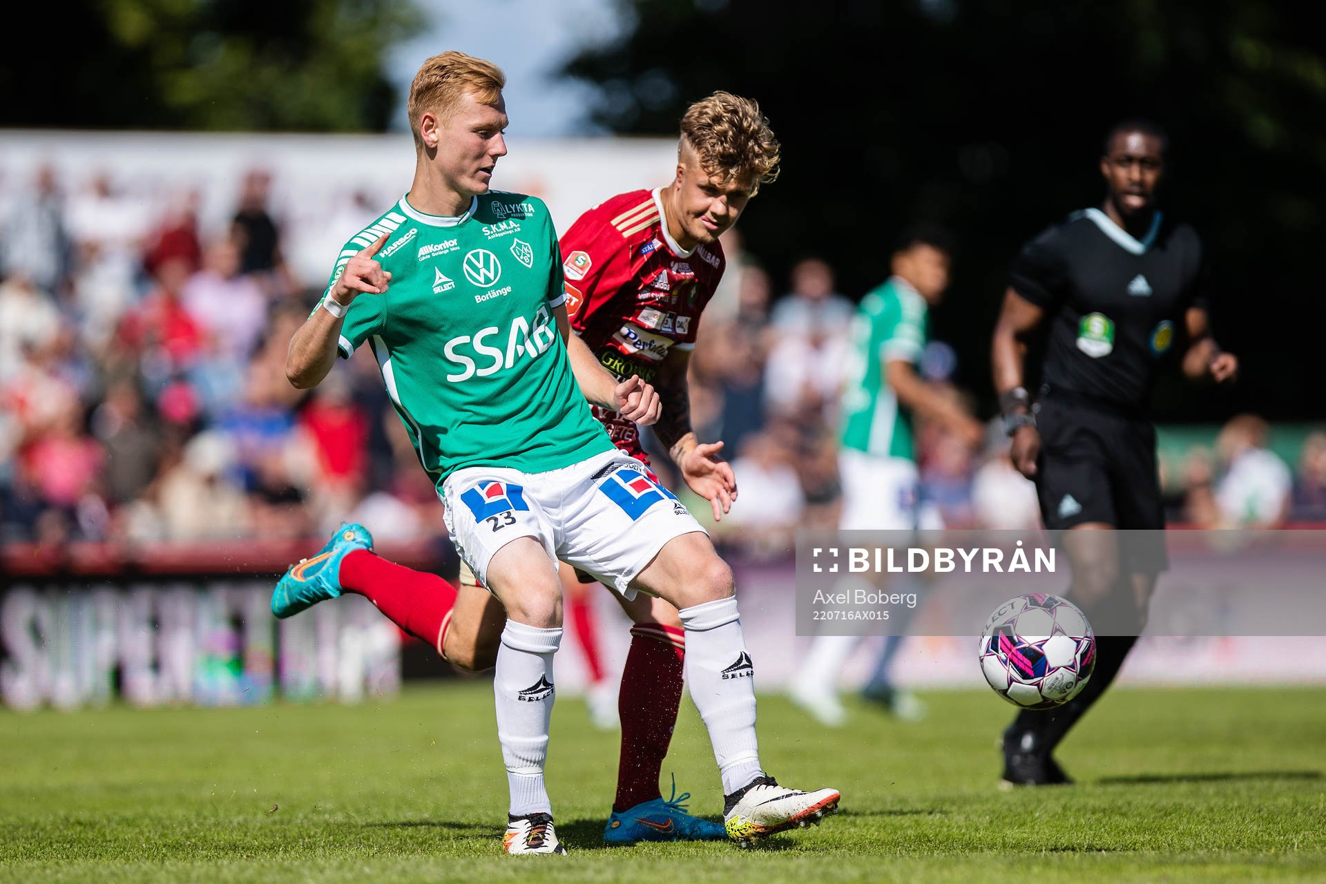 Brages Christopher Redenstrand och Skövdes Kevin Holmen under fotbollsmatchen i Superettan mellan Skövde AIK och Brage den 16 juli 2022 i Skövde.