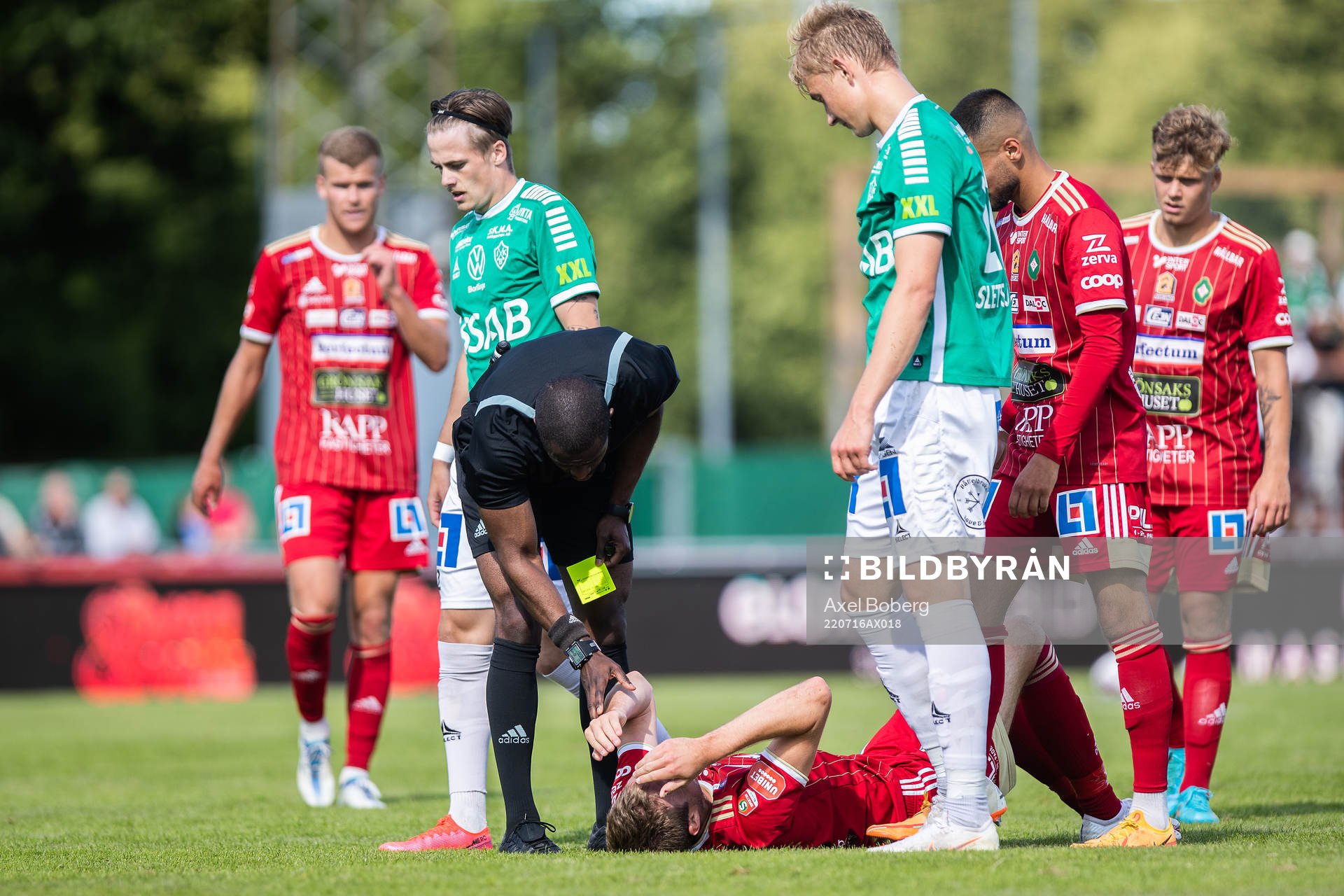 Brages Henry Sketsjöe tilldelas ett gult kort medan