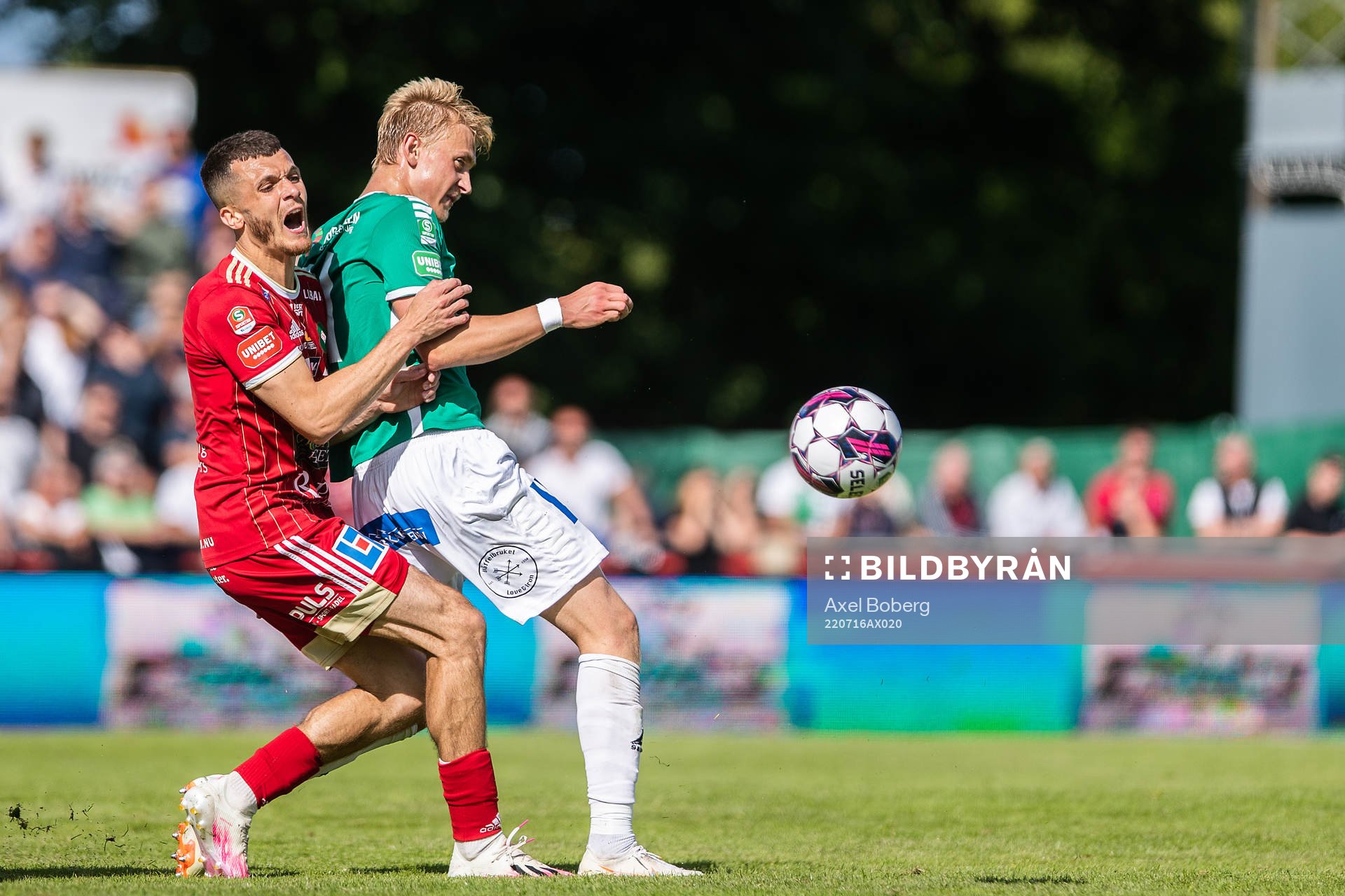 Skövdes Yohann Fellrath och Brages Henry Sketsjöe  under fotbollsmatchen i Superettan mellan Skövde AIK och Brage den 16 juli 2022 i Skövde. 
