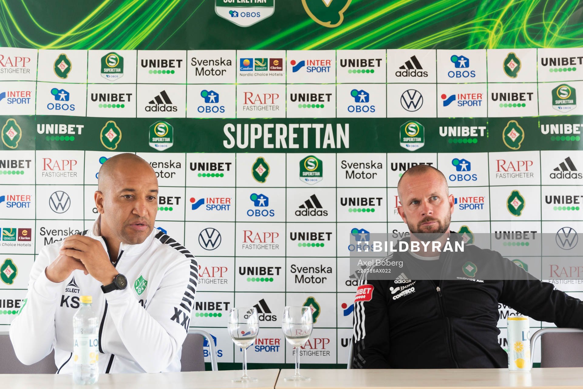 Brages tränare Klebér Saarenpää och Skövdes tränare Tobias Linderoth under presskonferensen efter fotbollsmatchen i Superettan mellan Skövde AIK och Brage den 16 juli 2022 i Skövde.