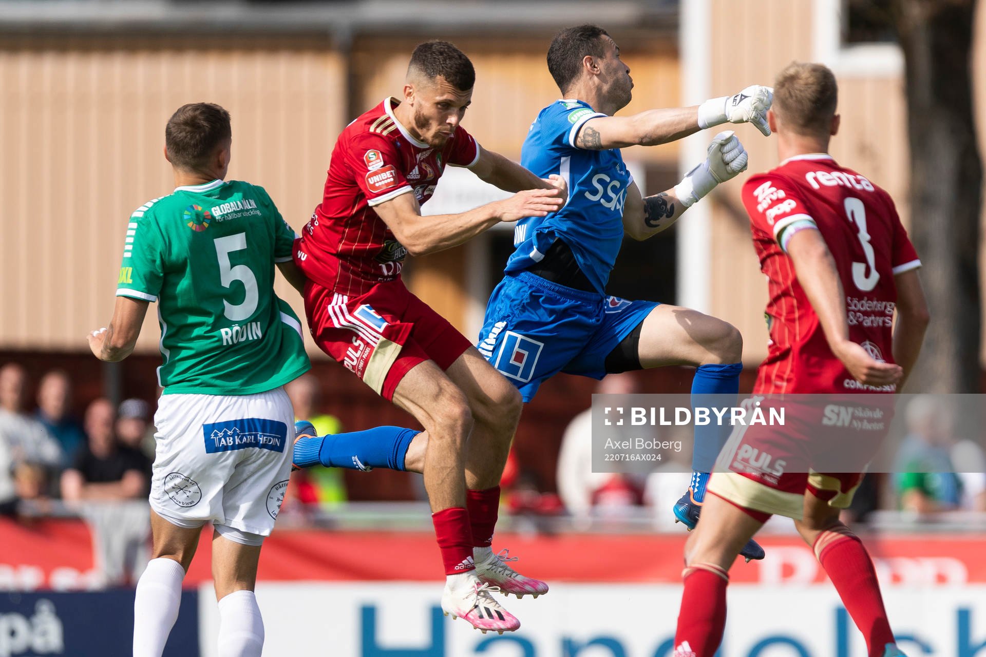 Skövdes Yohann Fellrath och Brages målvakt Andre
