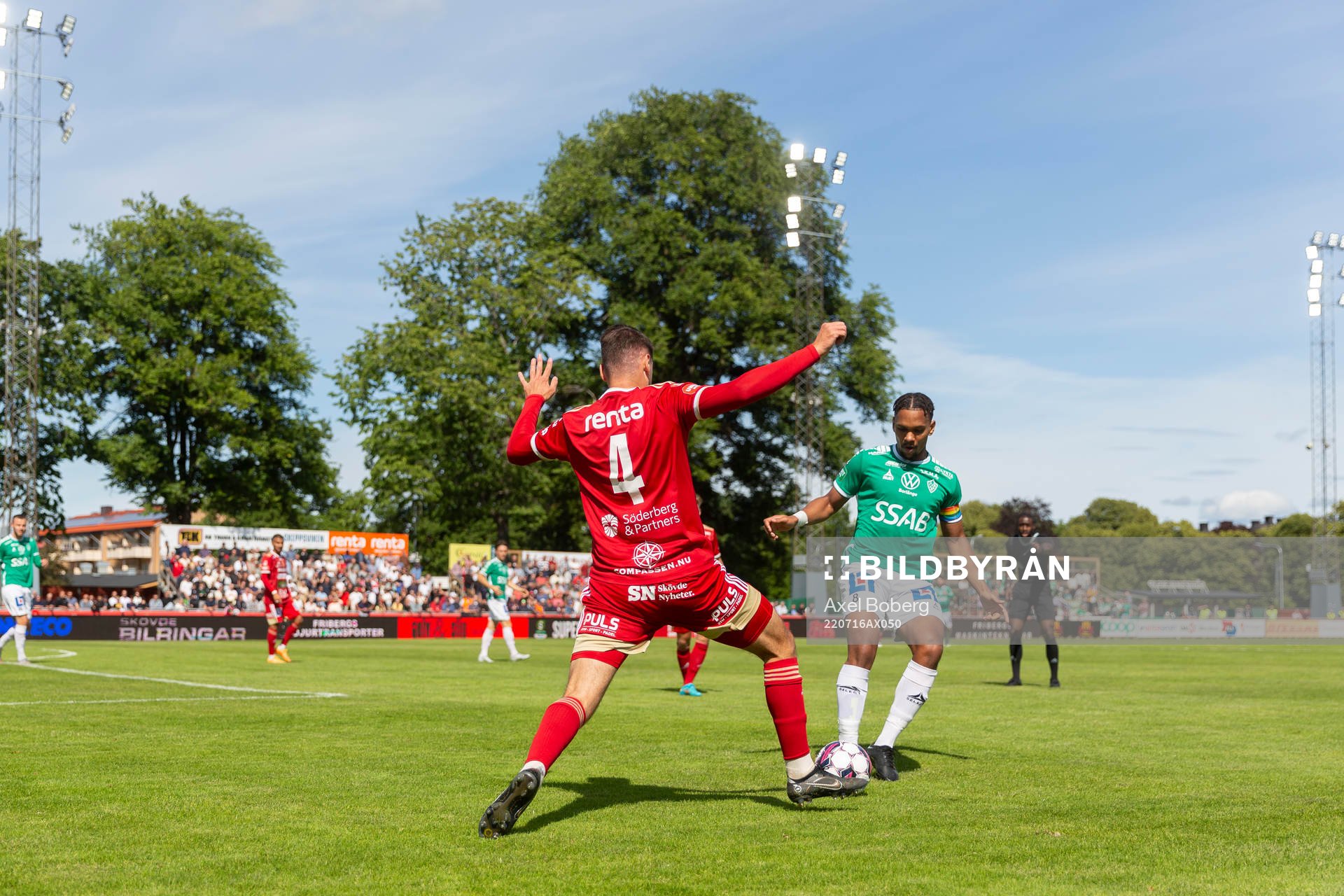 Skövdes Aldin Basic och Brages Seth Hellberg under fotbollsmatchen i Superettan mellan Skövde AIK och Brage den 16 juli 2022 i Skövde. 