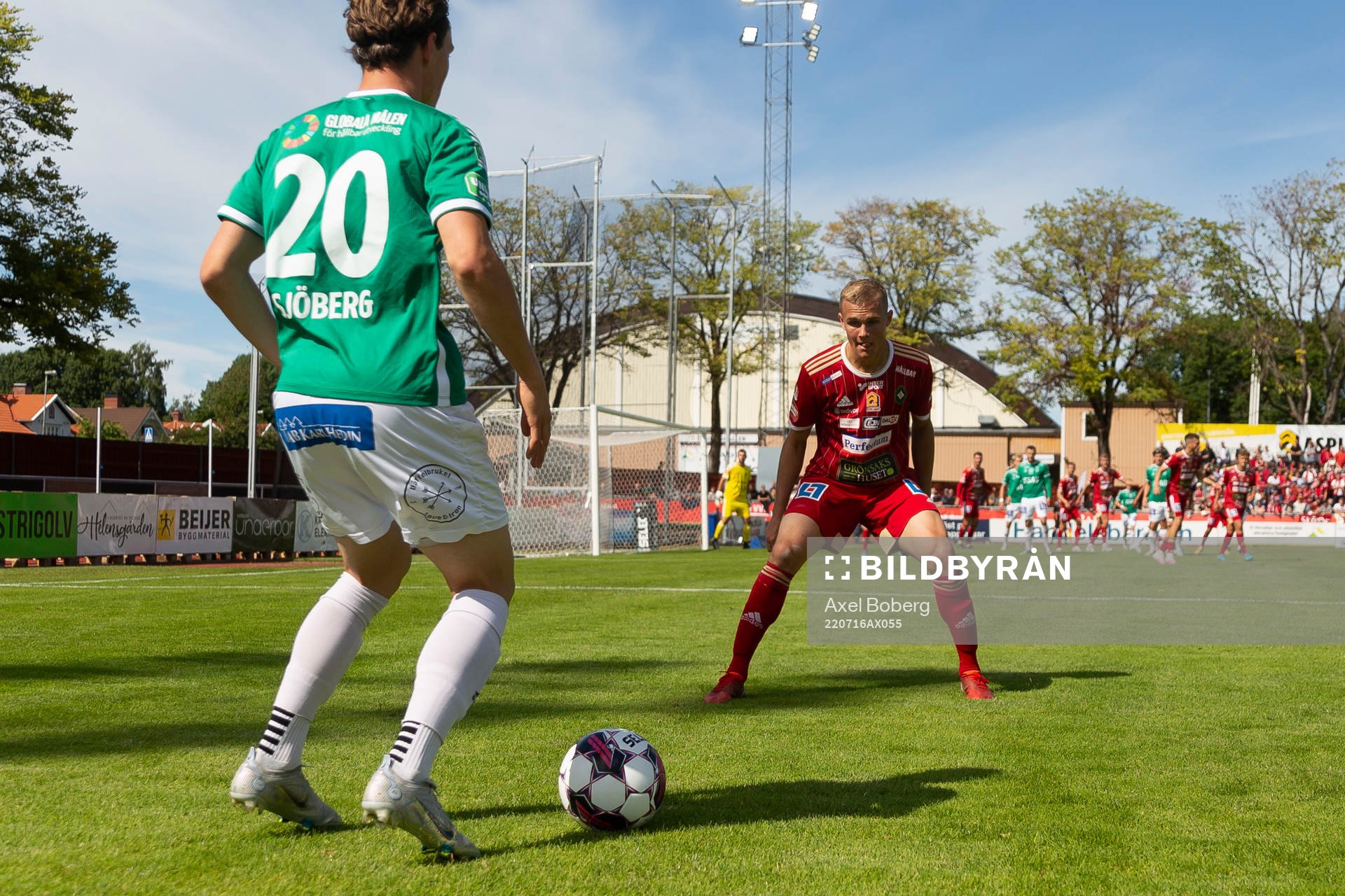 Skövdes Gustav Friberg och Brages Filip Sjöberg under fotbollsmatchen i Superettan mellan Skövde AIK och Brage den 16 juli 2022 i Skövde. 