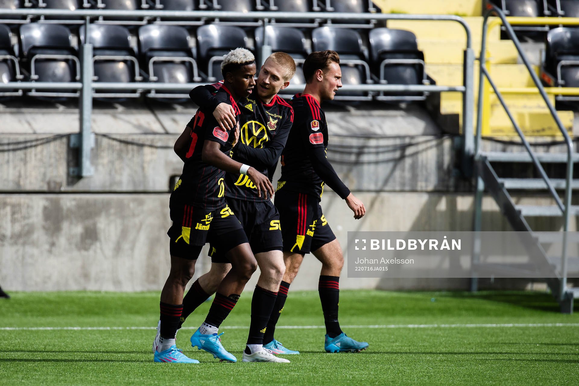 Östersunds Simon Kroon och Chovanie Amatkarijo jublar