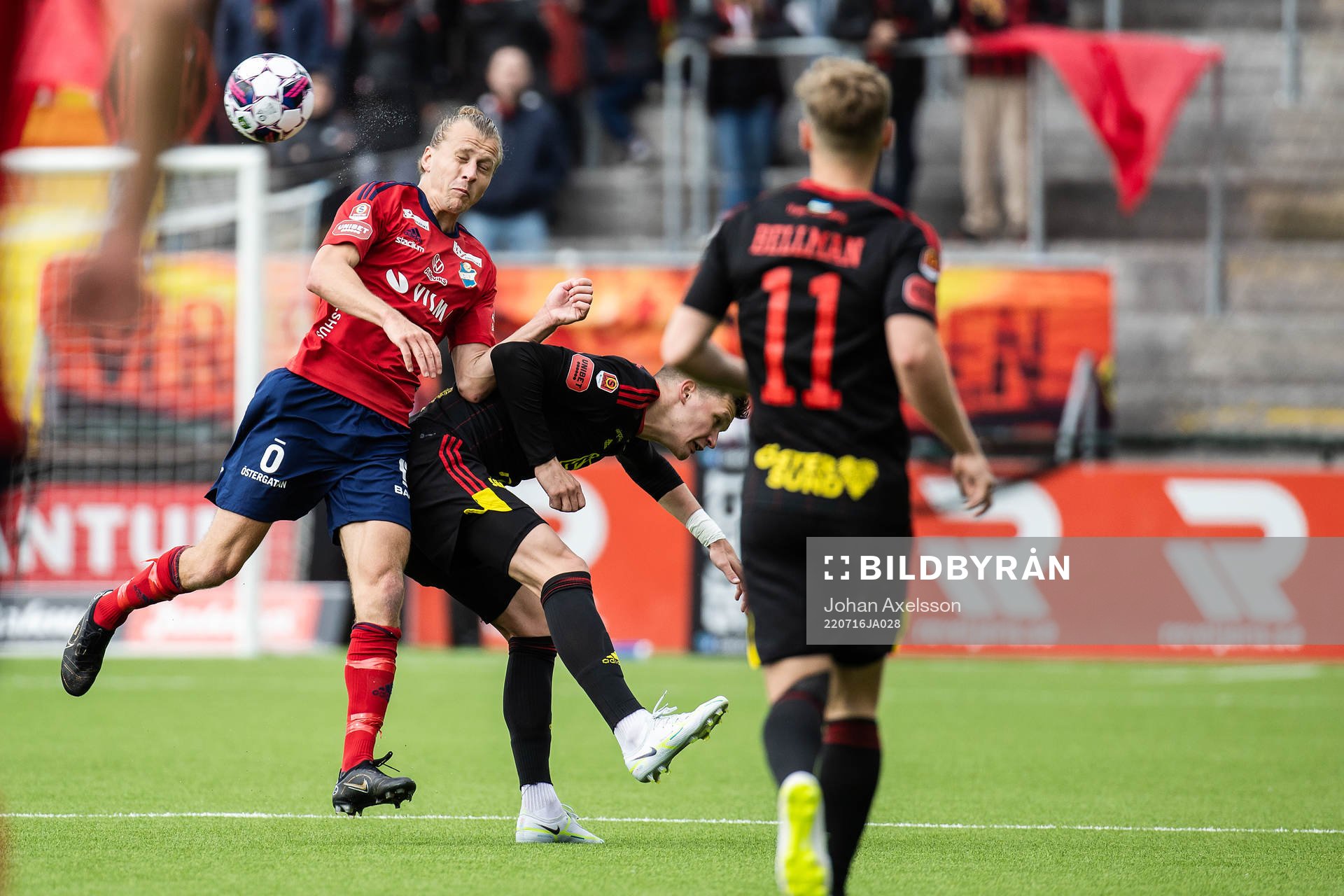 Östers Jesper Jonasson Westermark och Östersunds Myroslav Mazur under fotbollsmatchen i Superettan mellan Östersund och Öster den 16 juli 2022 i Östersund.