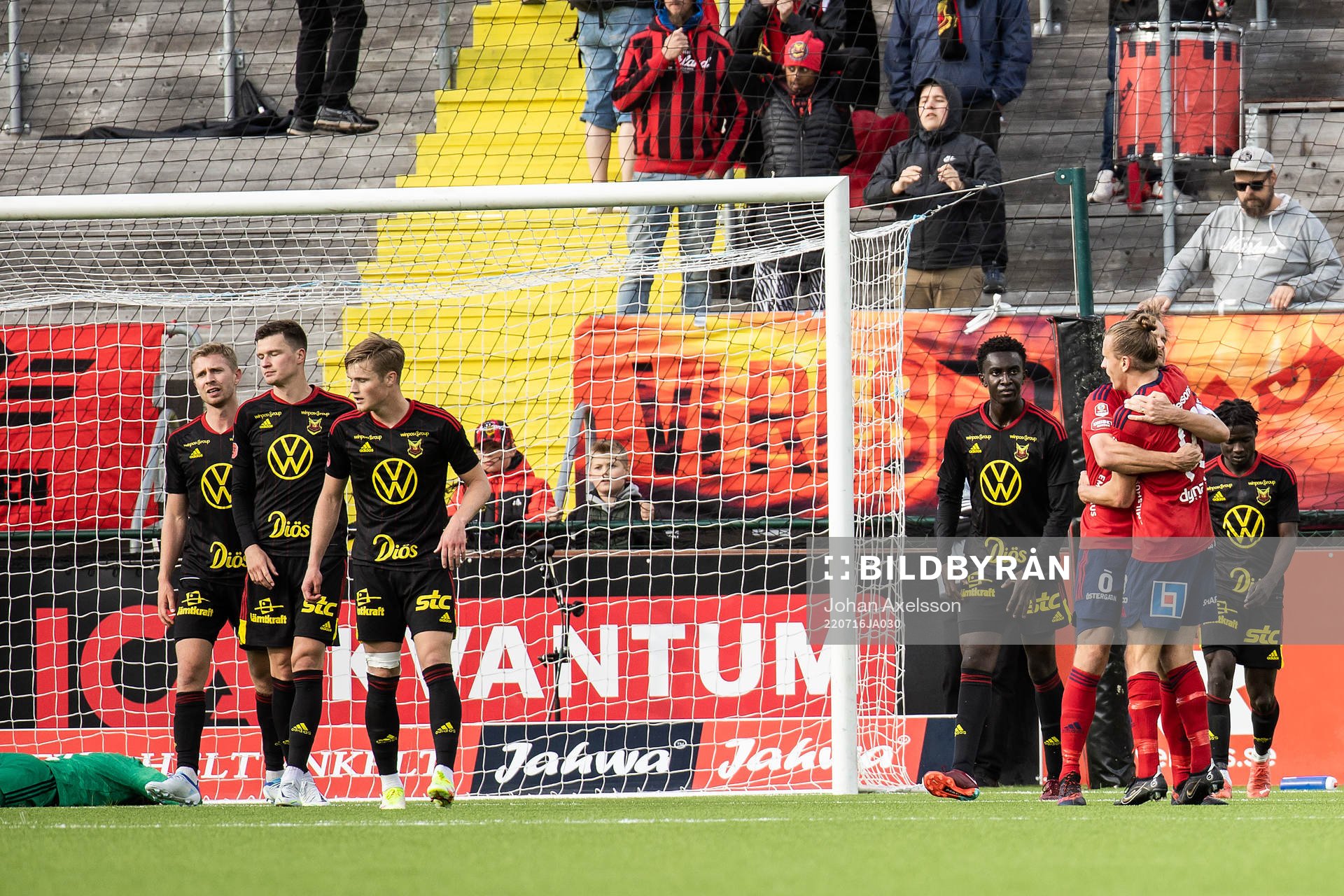 Östers Månz Berg och Jesper Jonasson Westermark jublar