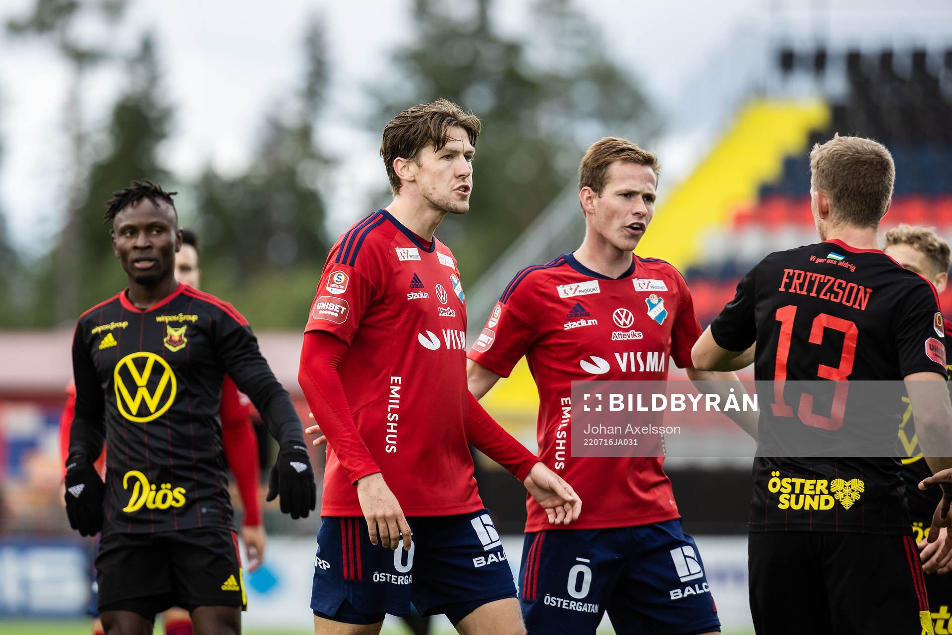 Östers John Stenberg och Östersunds Ludvig Fritzson under fotbollsmatchen i Superettan mellan Östersund och Öster den 16 juli 2022 i Östersund.