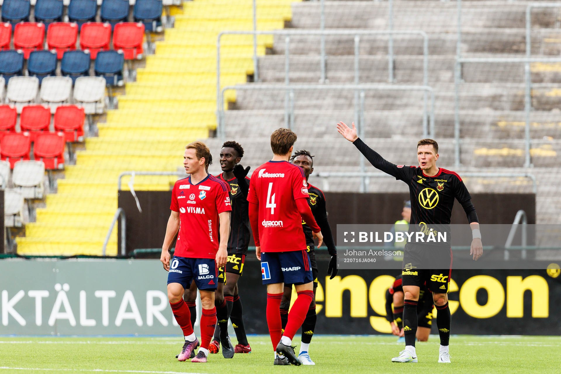 Östersunds Myroslav Mazur reagerar på Östers John