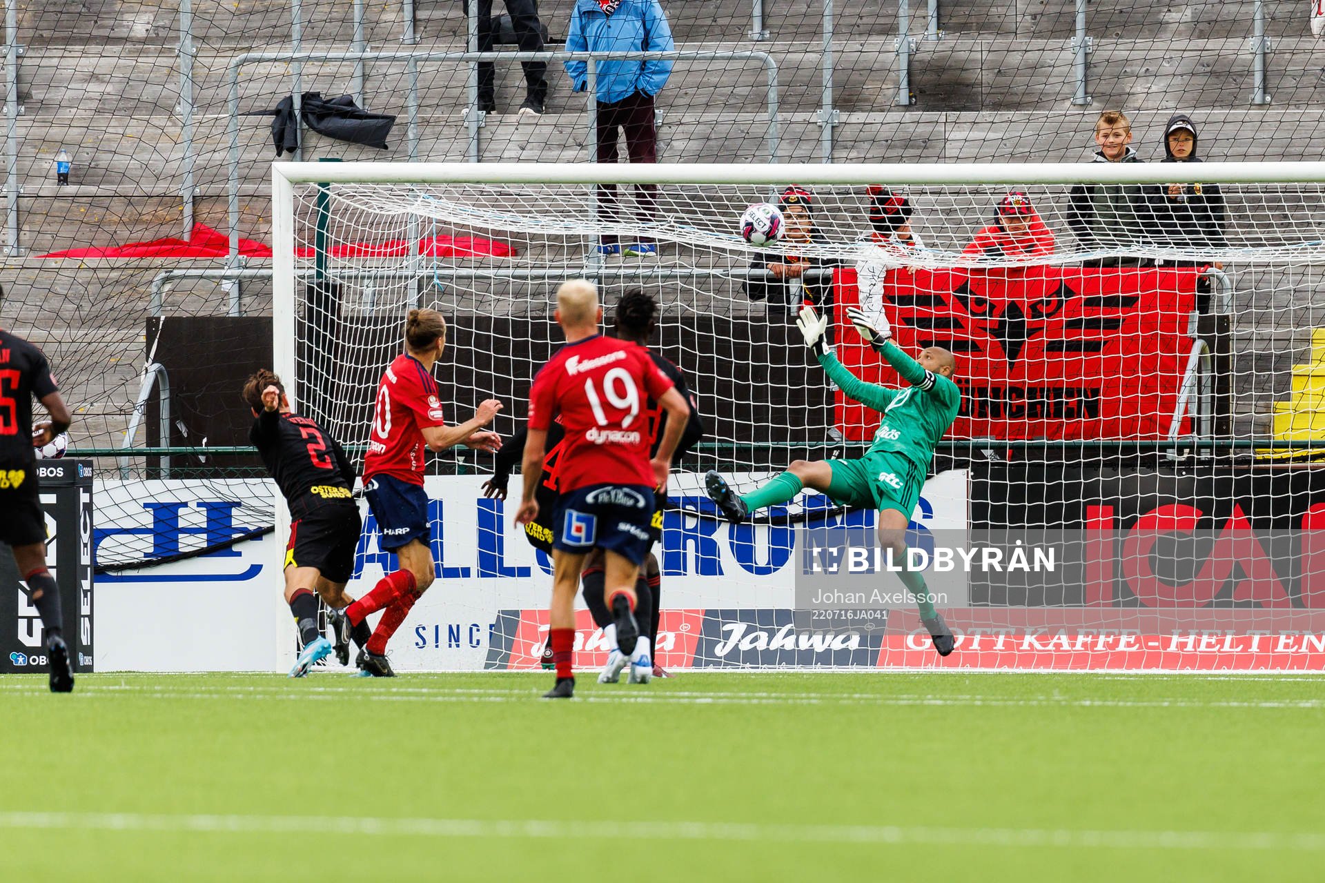 Östersunds målvakt Aly Keita med en räddning