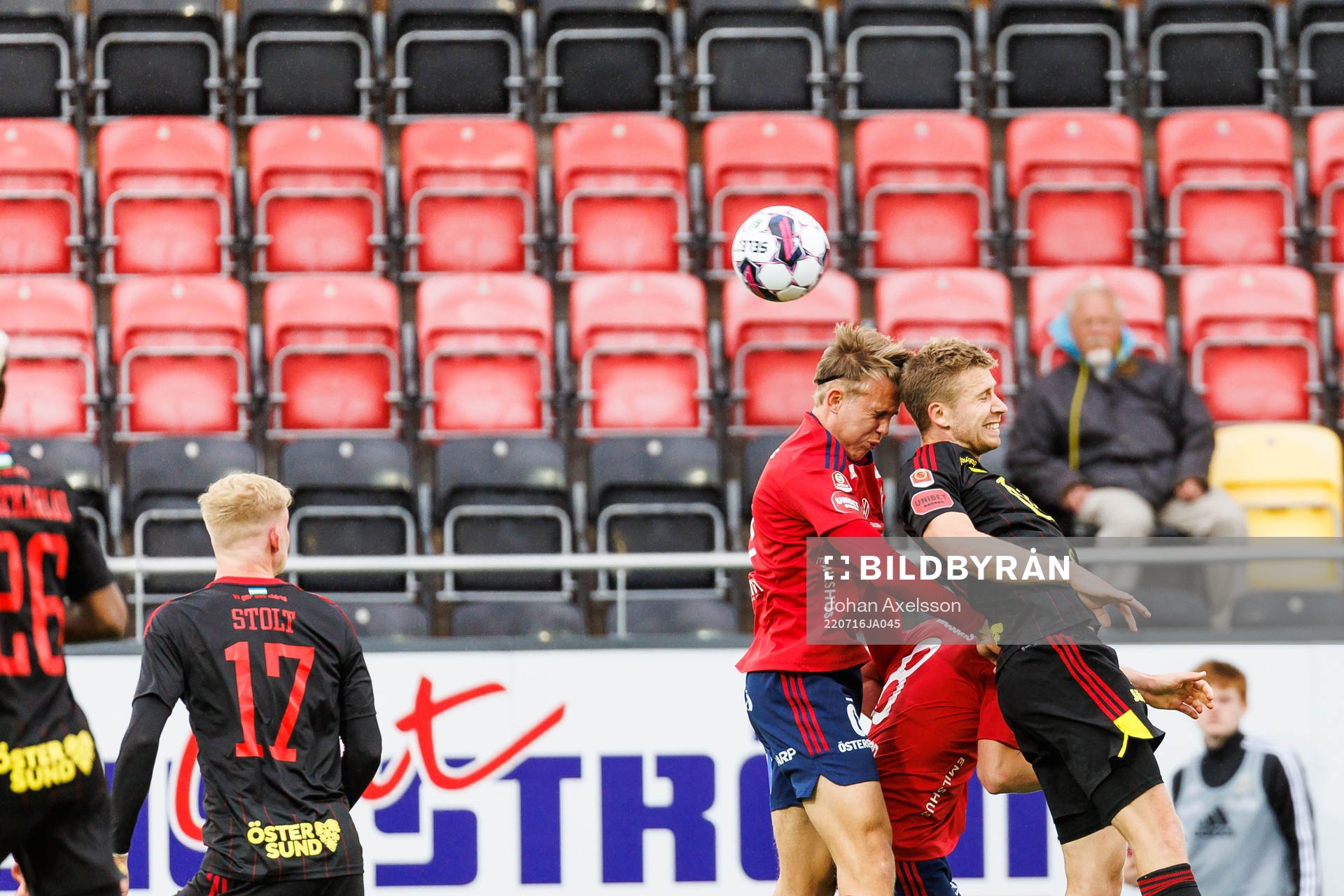 Östers Teo Brenner Toris i kamp med Östersunds Ludvig Fritzson under fotbollsmatchen i Superettan mellan Östersund och Öster den 16 juli 2022 i Östersund.