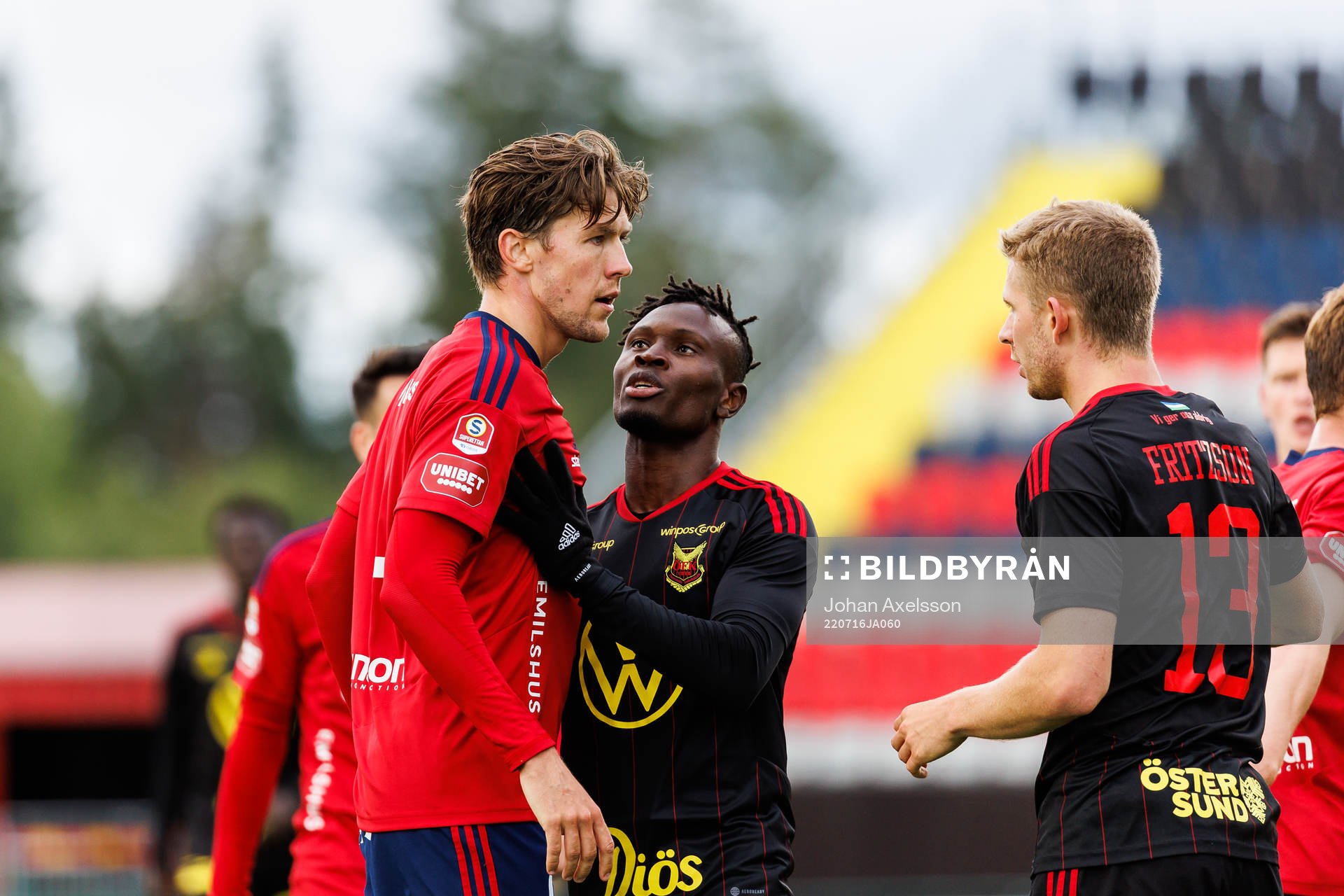 Östers John Stenberg i samtal med Östersunds Sam Mensiro