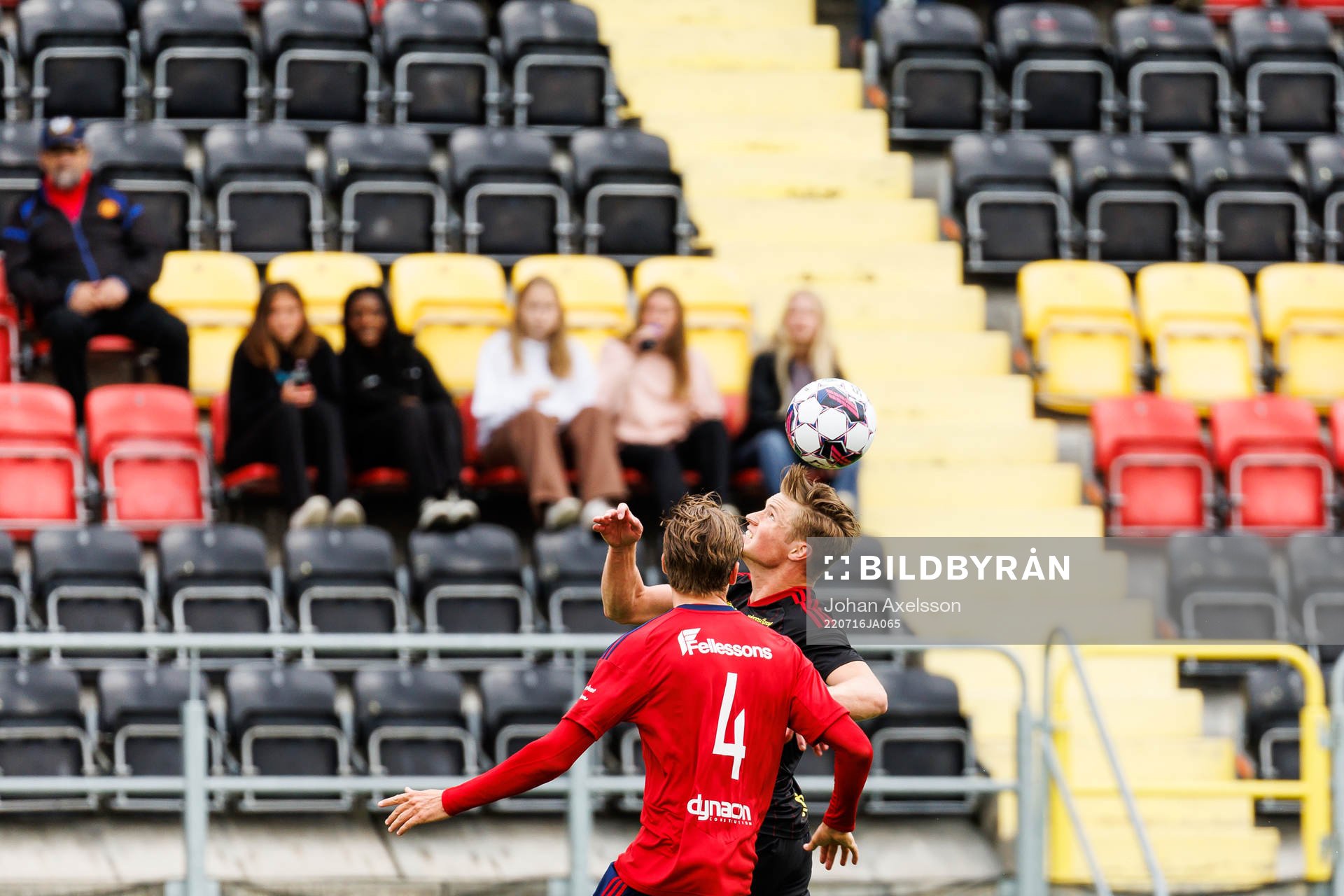 Östersunds Sebastian Karlsson Grach i kamp med Östers John Stenberg under fotbollsmatchen i Superettan mellan Östersund och Öster den 16 juli 2022 i Östersund.