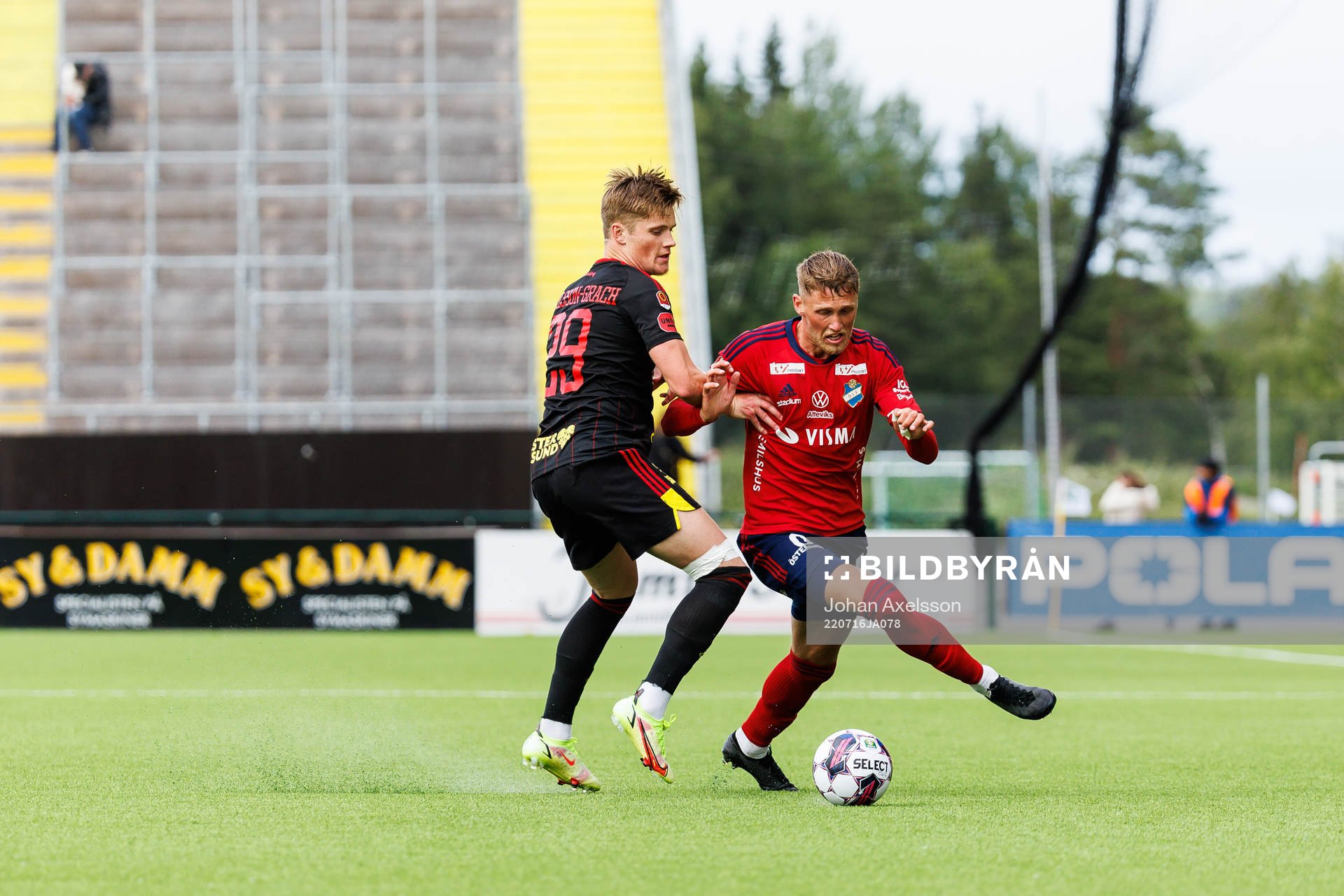 Östers Emil Engqvist i kamp med Östersunds Sebastian Karlsson Grach under fotbollsmatchen i Superettan mellan Östersund och Öster den 16 juli 2022 i Östersund.
