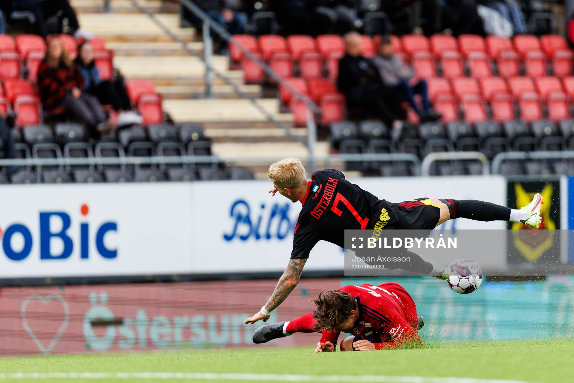 Östersunds André Österholm i kamp med Östers John Stenberg under fotbollsmatchen i Superettan mellan Östersund och Öster den 16 juli 2022 i Östersund. 