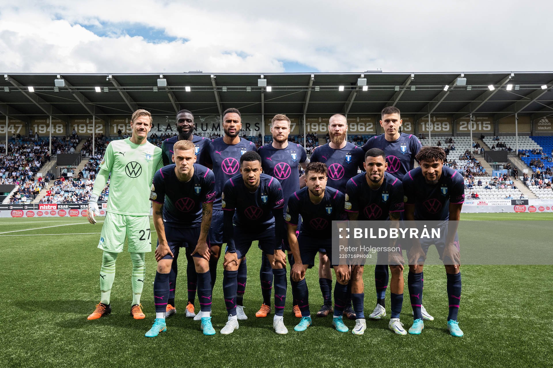 Malmö FFs spelare ställer upp för en lagbild