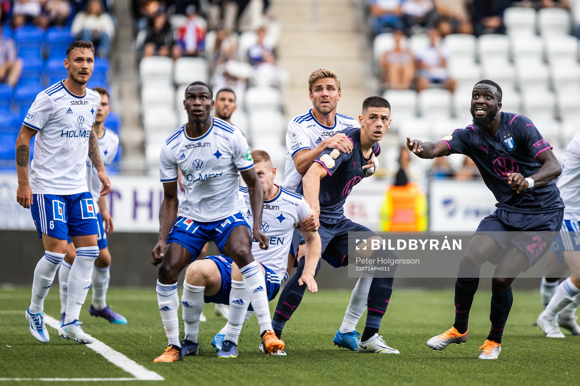 Malmö FF’s spelare i straffområdet under fotbollsmatchen i Allsvenskan mellan IFK Norrköping och Malmö FF den 16 juli 2022 i Norrköping.