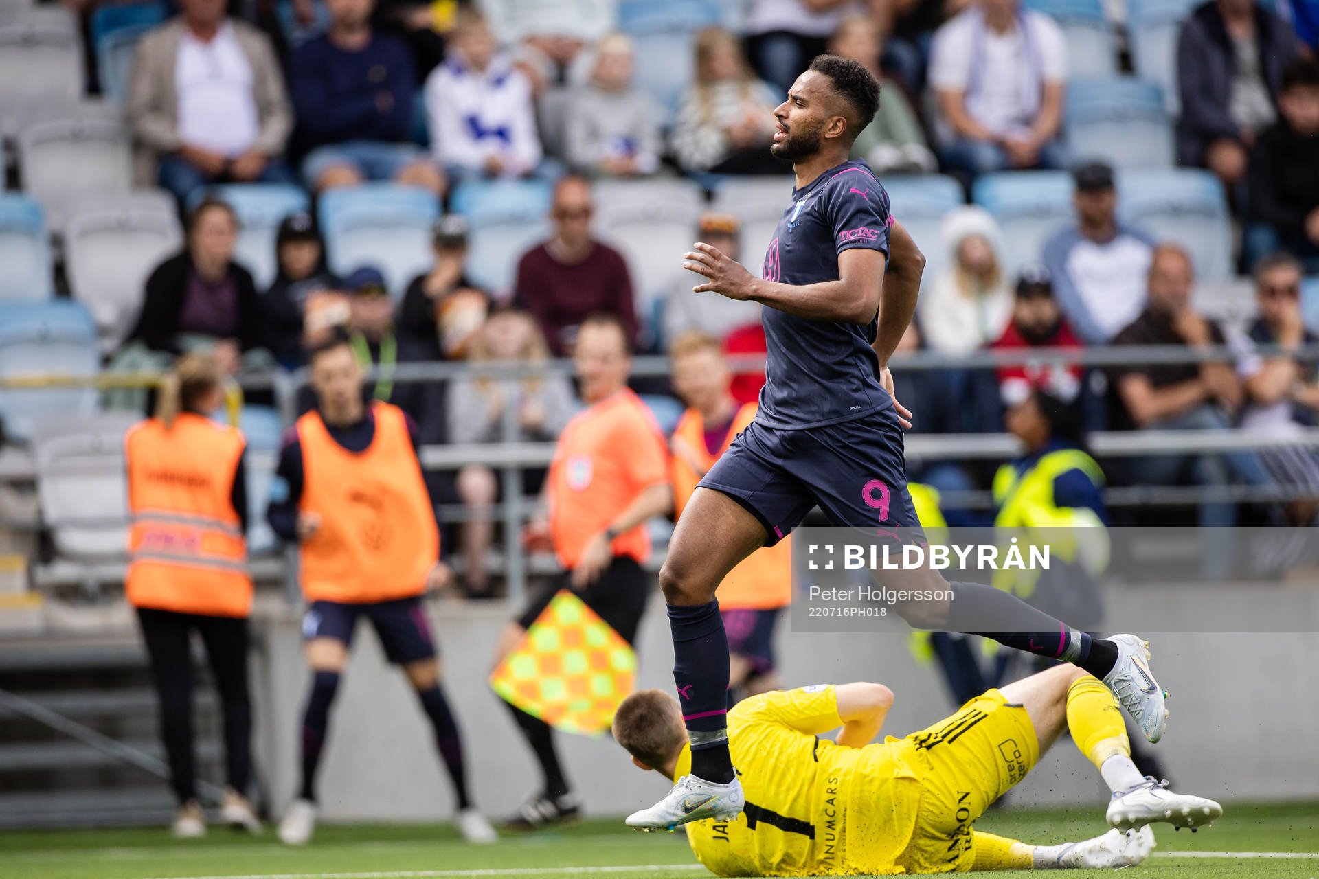 Malmö FFs Isaac Kiese Thelin mot IFK Norrköpings målvakt