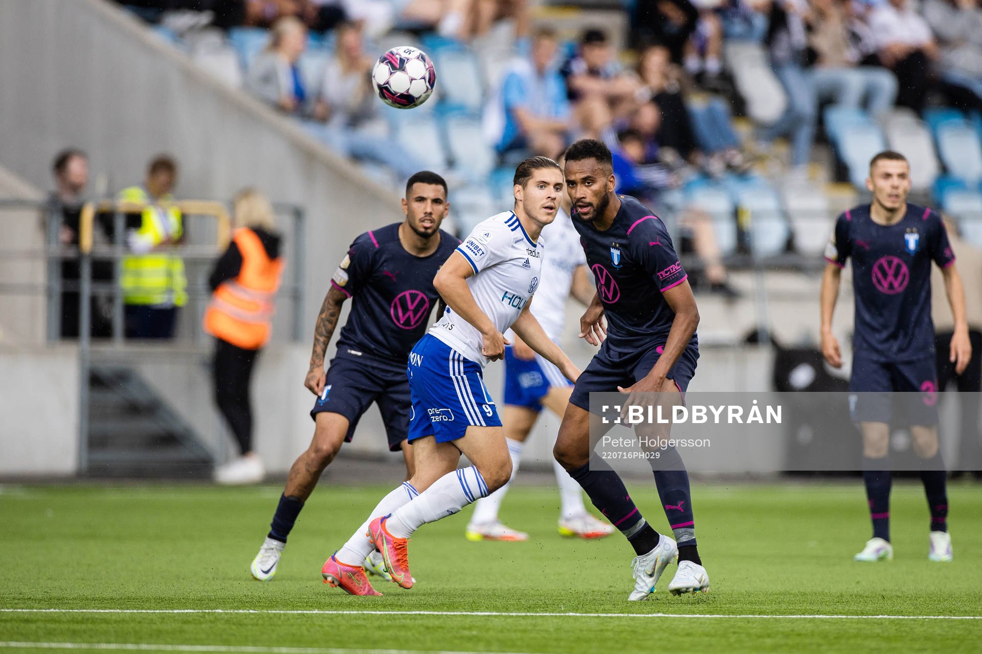 IFK Norrköpings Eman Markovic och Malmö FFs Isaac Kiese Thelin under fotbollsmatchen i Allsvenskan mellan IFK Norrköping och Malmö FF den 16 juli 2022 i Norrköping.
