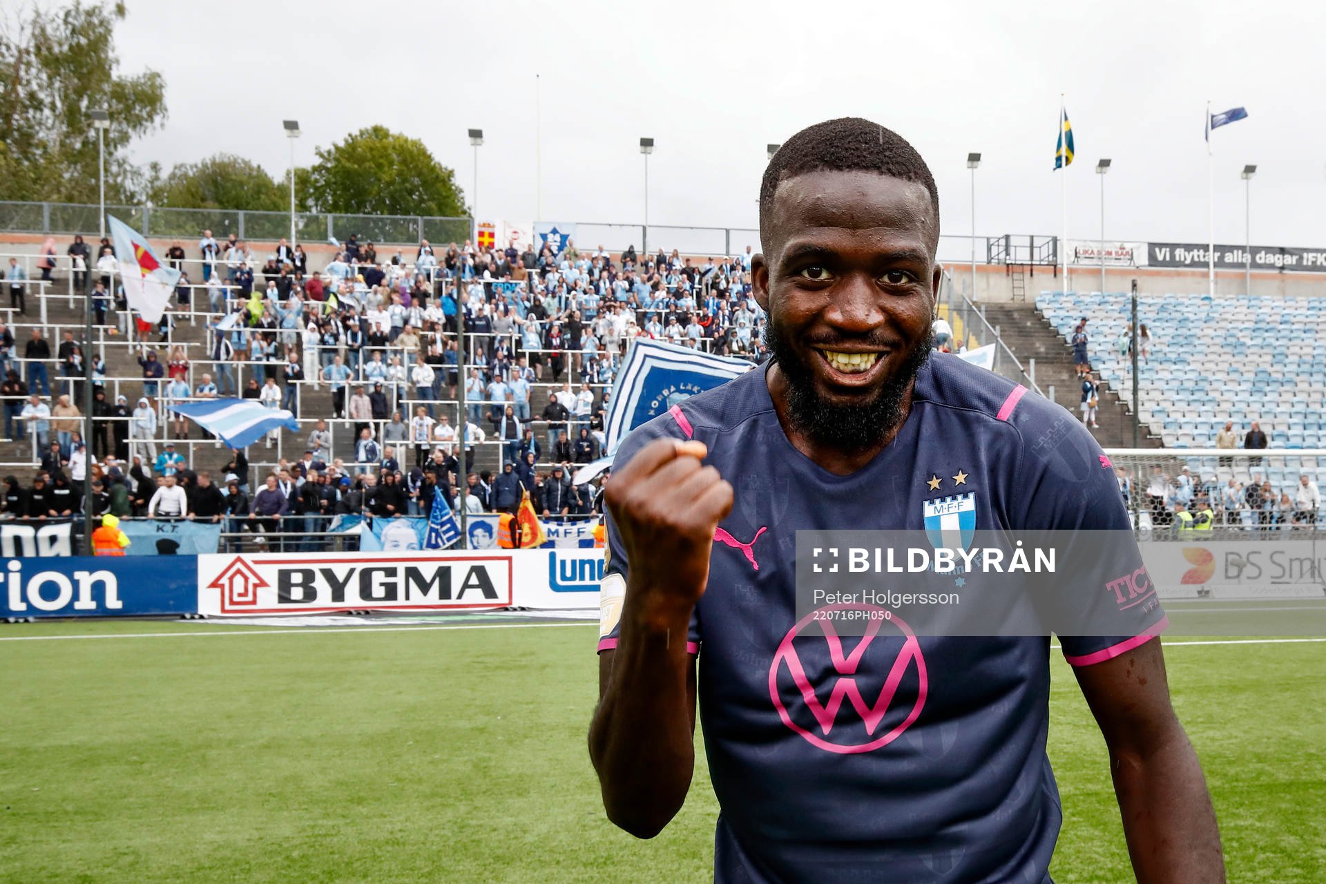 Malmö FFs Mahame Siby jublar under fotbollsmatchen i Allsvenskan mellan IFK Norrköping och Malmö FF den 16 juli 2022 i Norrköping.