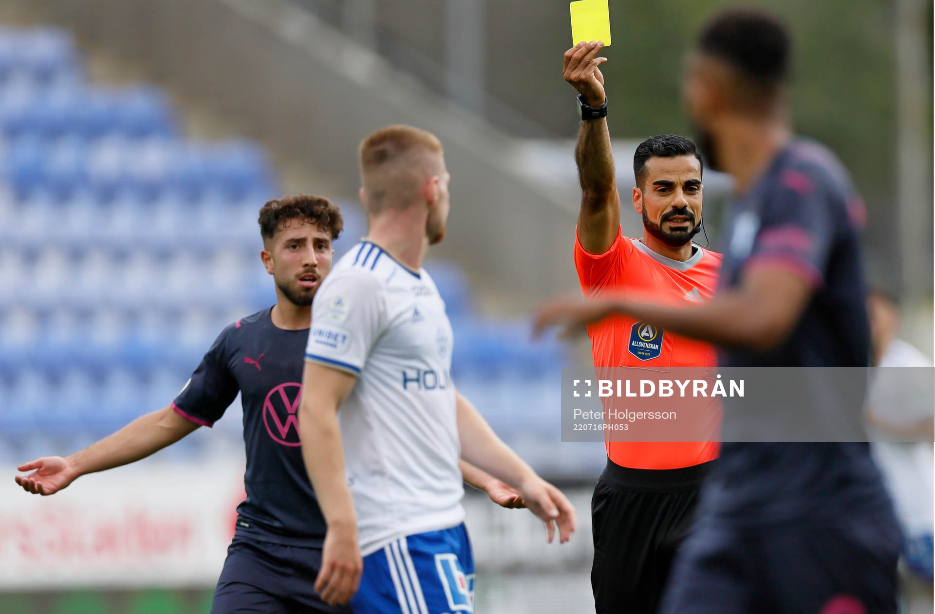 Domare Mohammed Al-Hakim ger gult kort till IFK