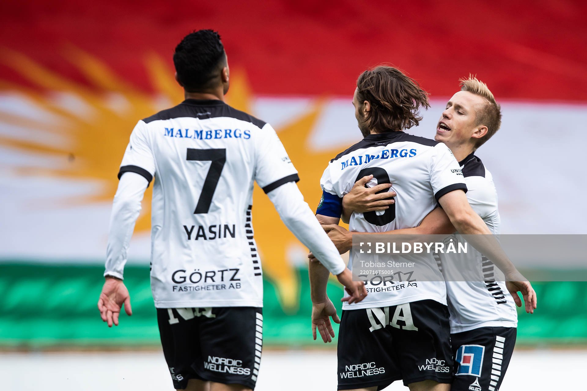 Örebros Kevin Walker och David Seger jublar